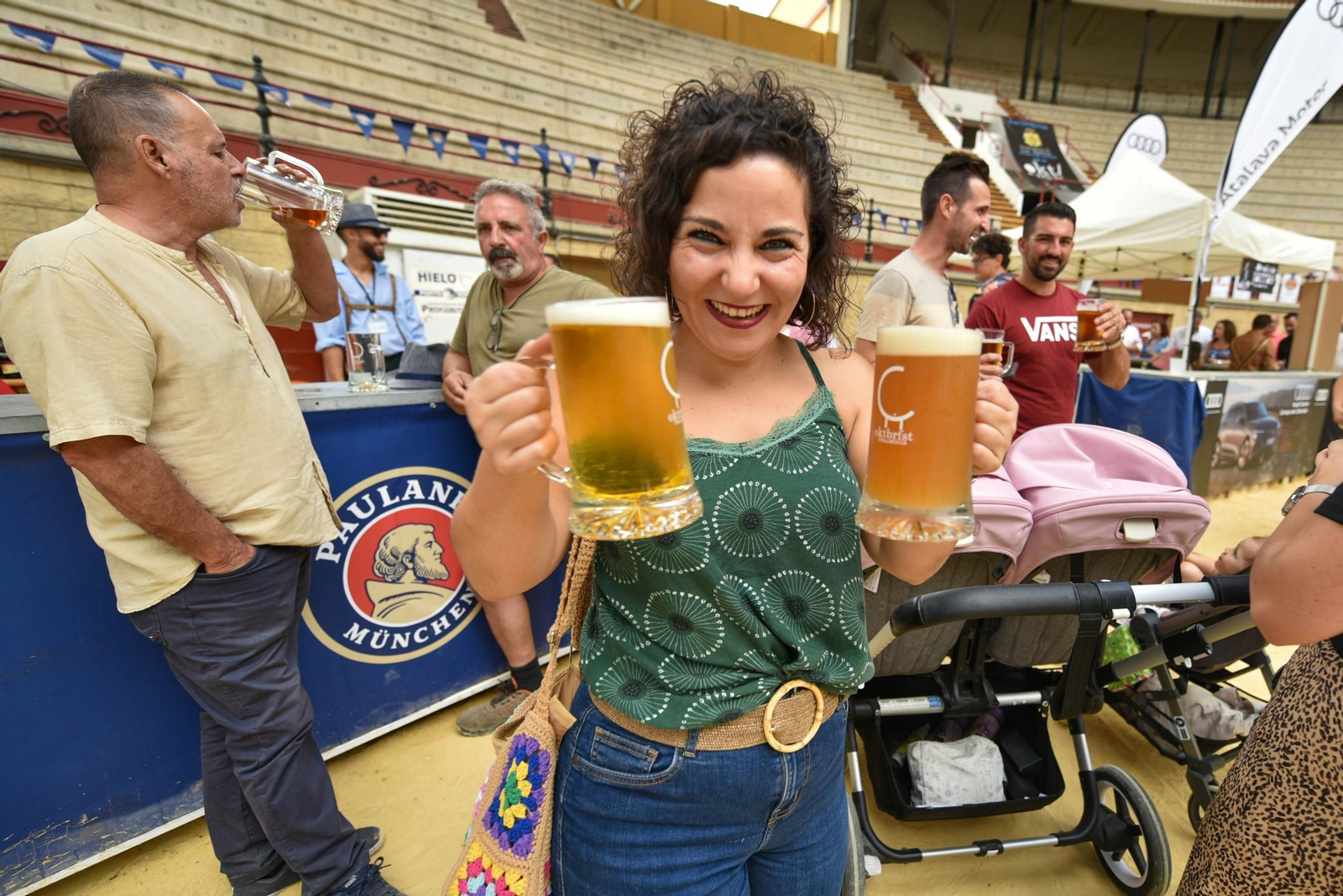 Una mujer con dos jarras de cerveza en la edición de 2023. Una mujer con dos jarras de cerveza en la edición de 2023.