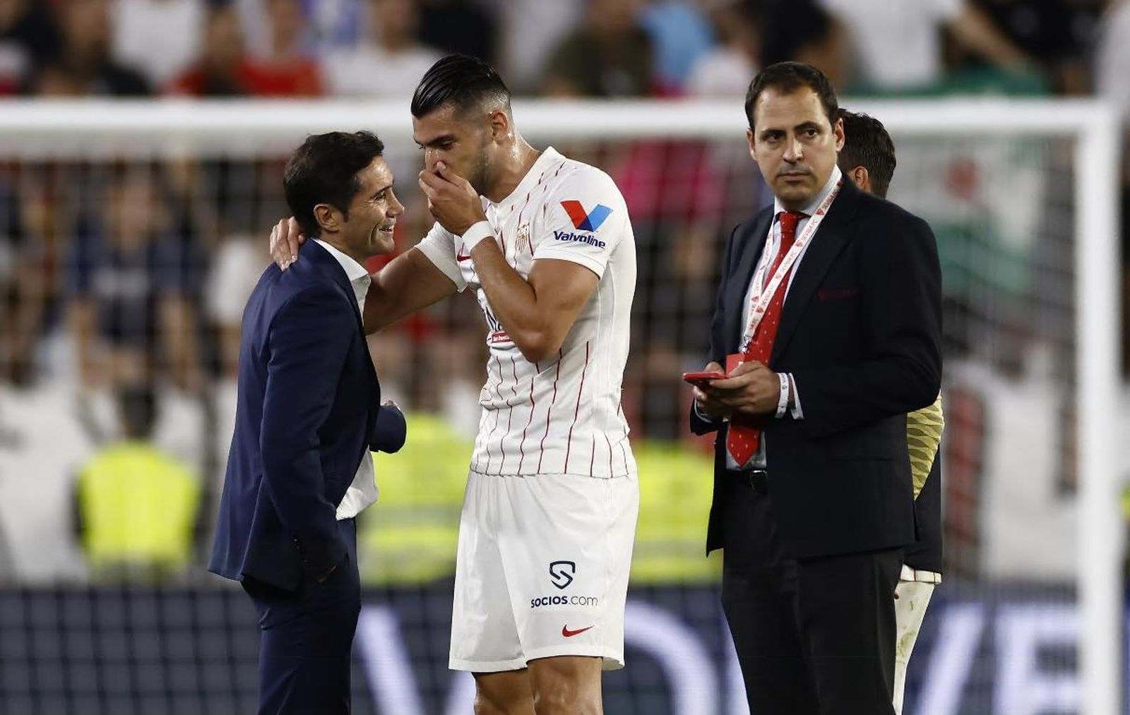 Rafa MIr saluda a Marcelino, su ex técnico en el Valencia.