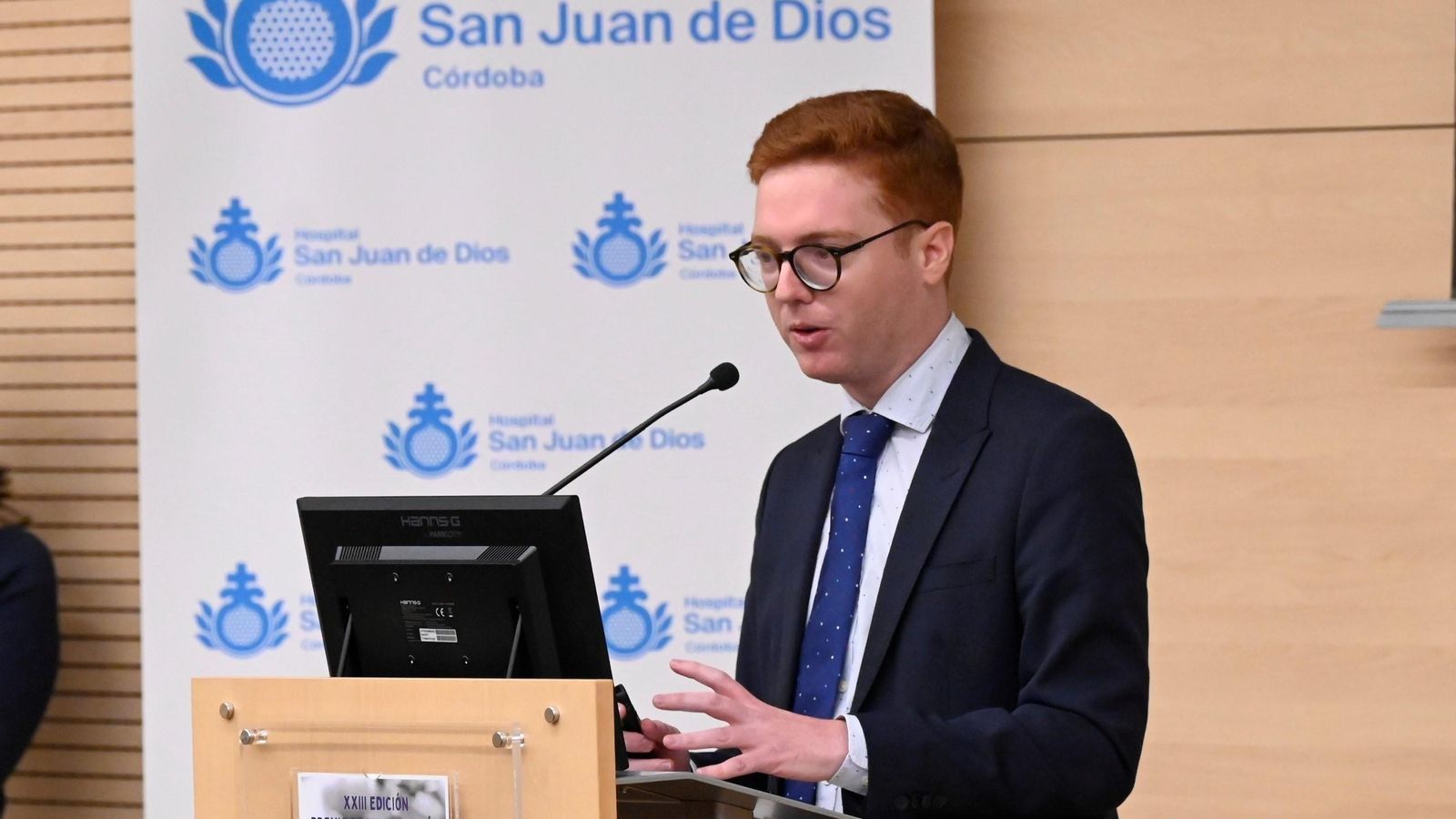 El doctor González Manzanares, cardiólogo en el Hospital Universitario Reina Sofía de Córdoba, tras recibir el tercer premio.