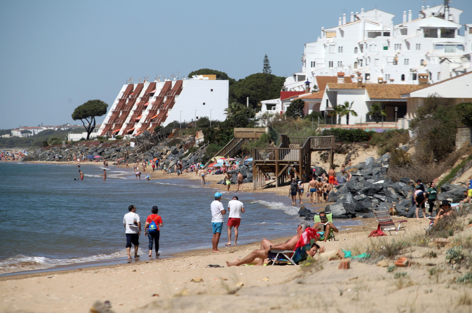 Imágenes del ambiente en la playa en la mañana del domingo en Huelva
