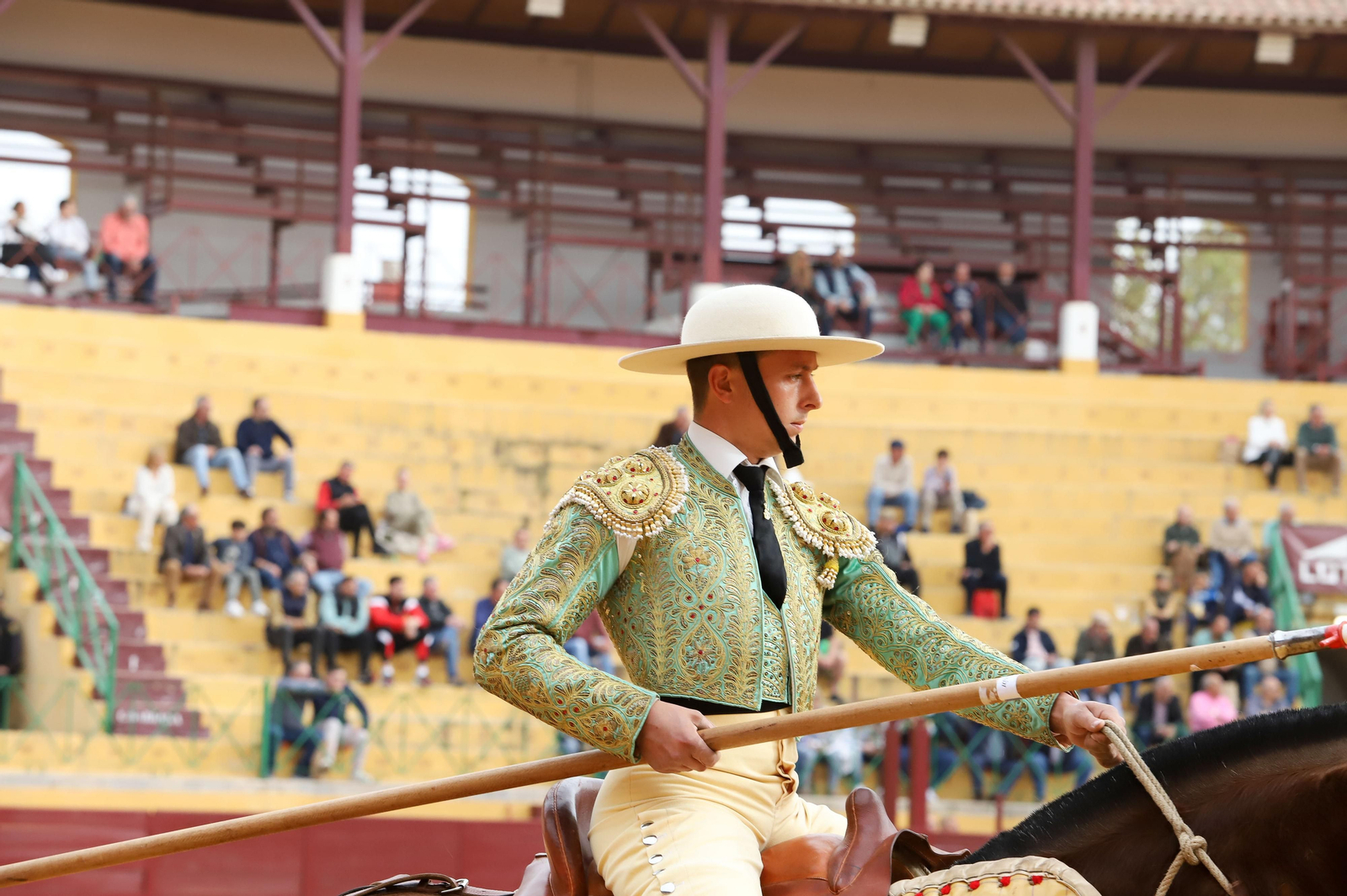 Imágenes de la novillada previa a la Semana Santa en la plaza de toros de La Línea