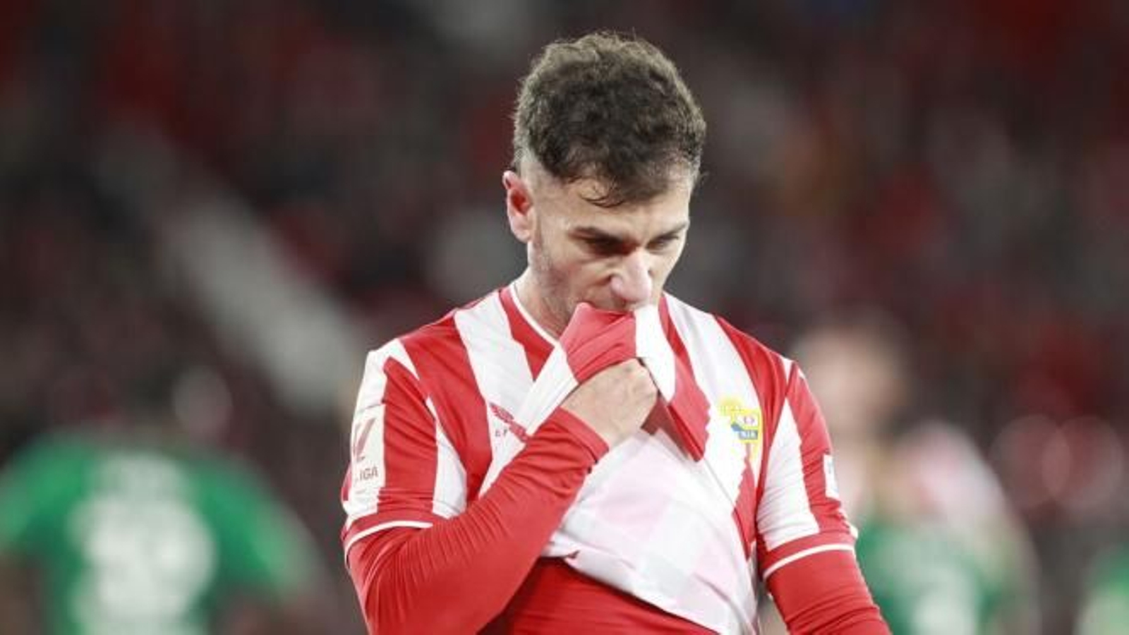 Adri Embarba se retira del terreno de juego cabizbajo después de ser sustituido.