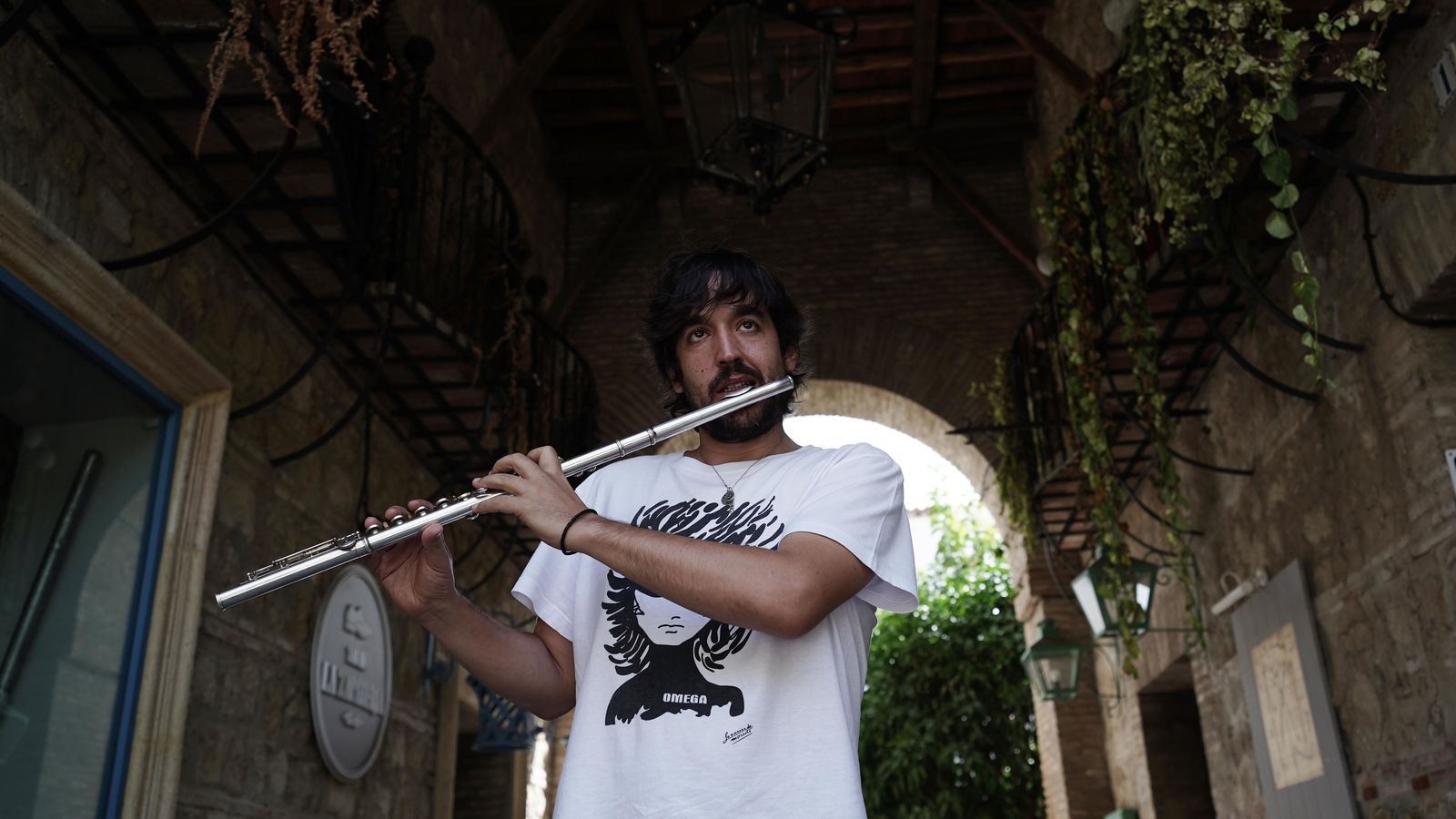 Sergio de Lope, tocando su flauta en la calleja de la Luna.