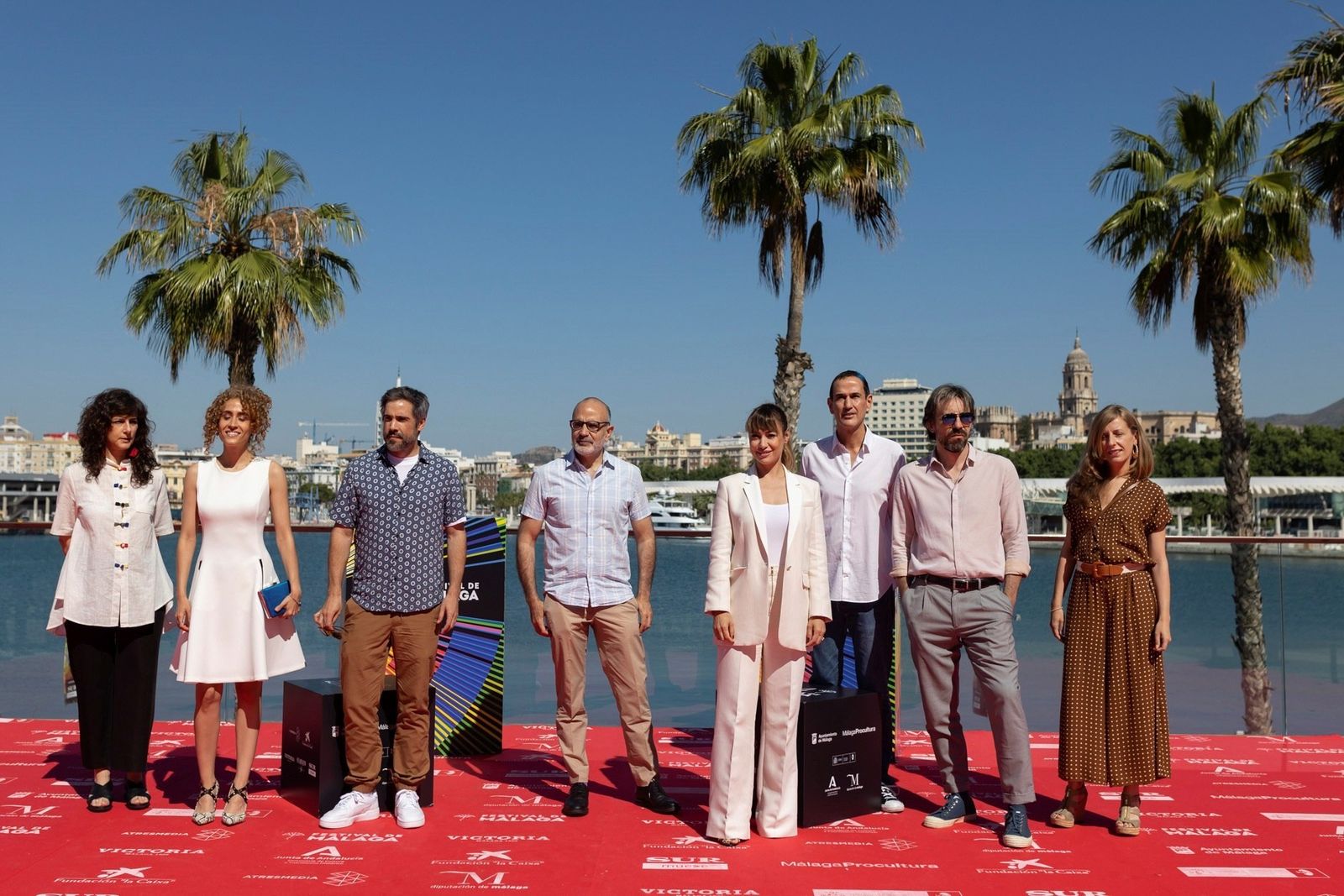 El equipo de 'Ana Tramel' desplazado a Málaga, este domingo, en el Muelle Uno.