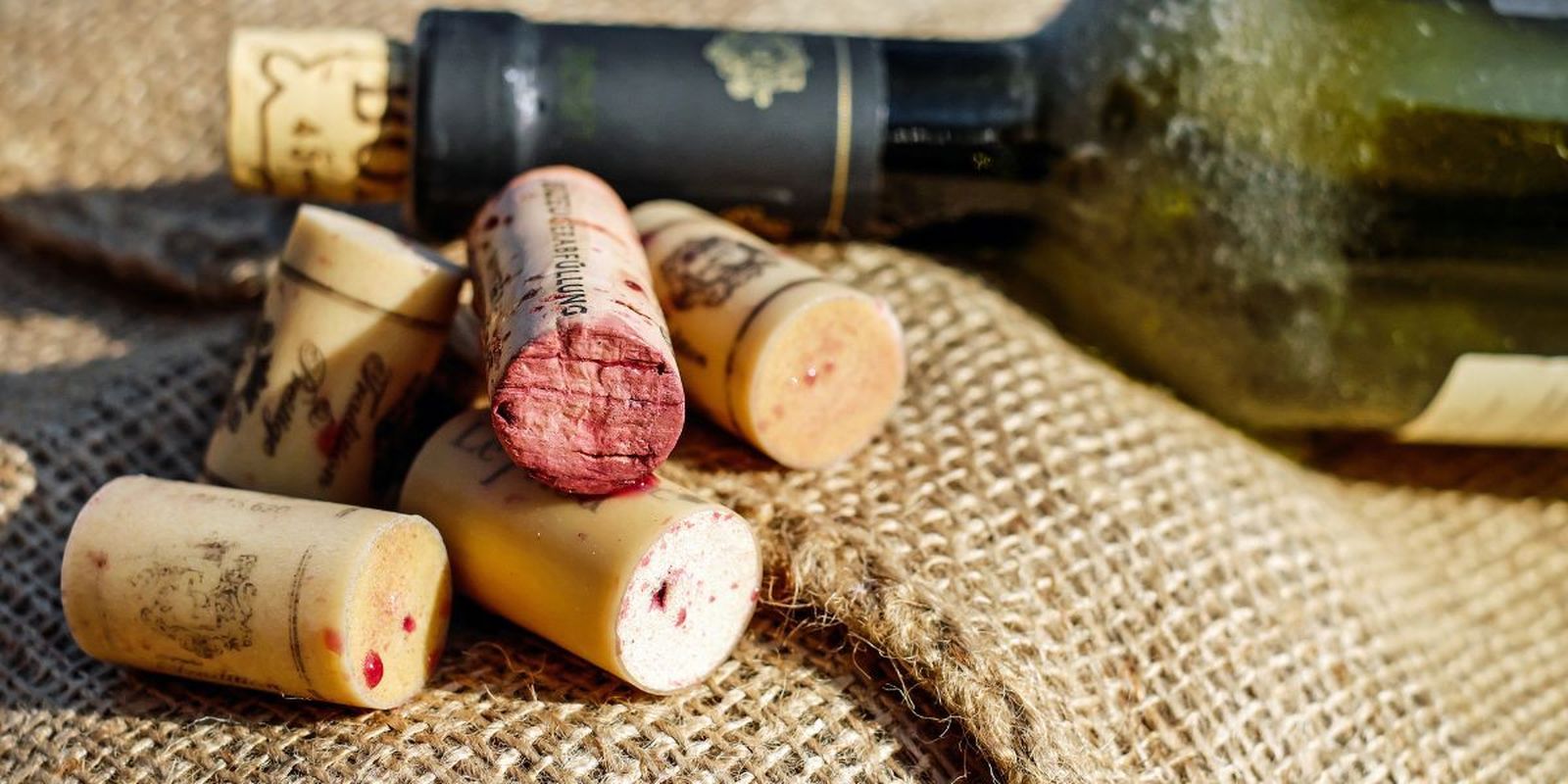 El truco viral para quitar el corcho a una botella si no tienes sacacorchos