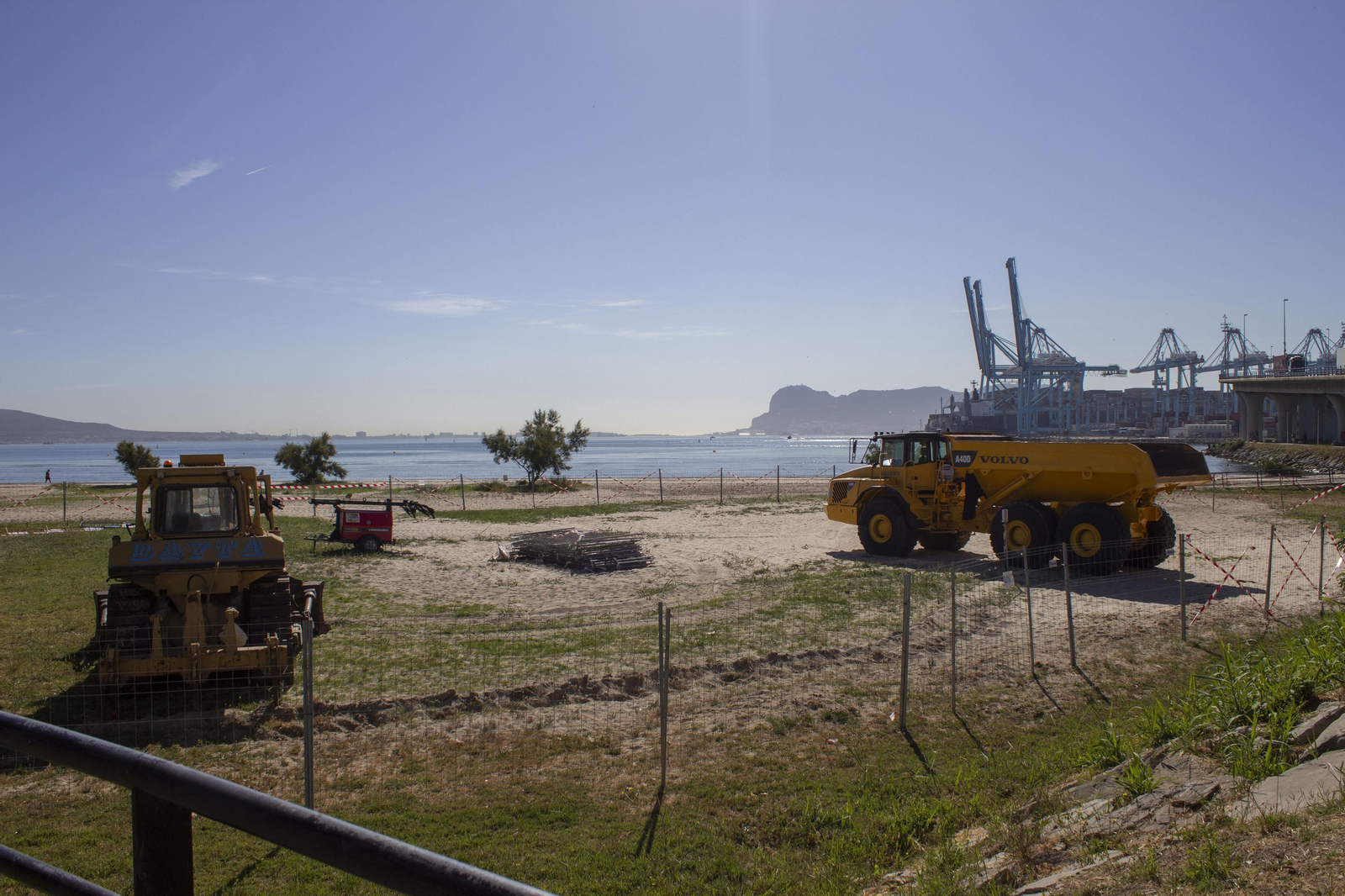 Fotos del tercer trasvase de arena de la playa de El Rinconcillo