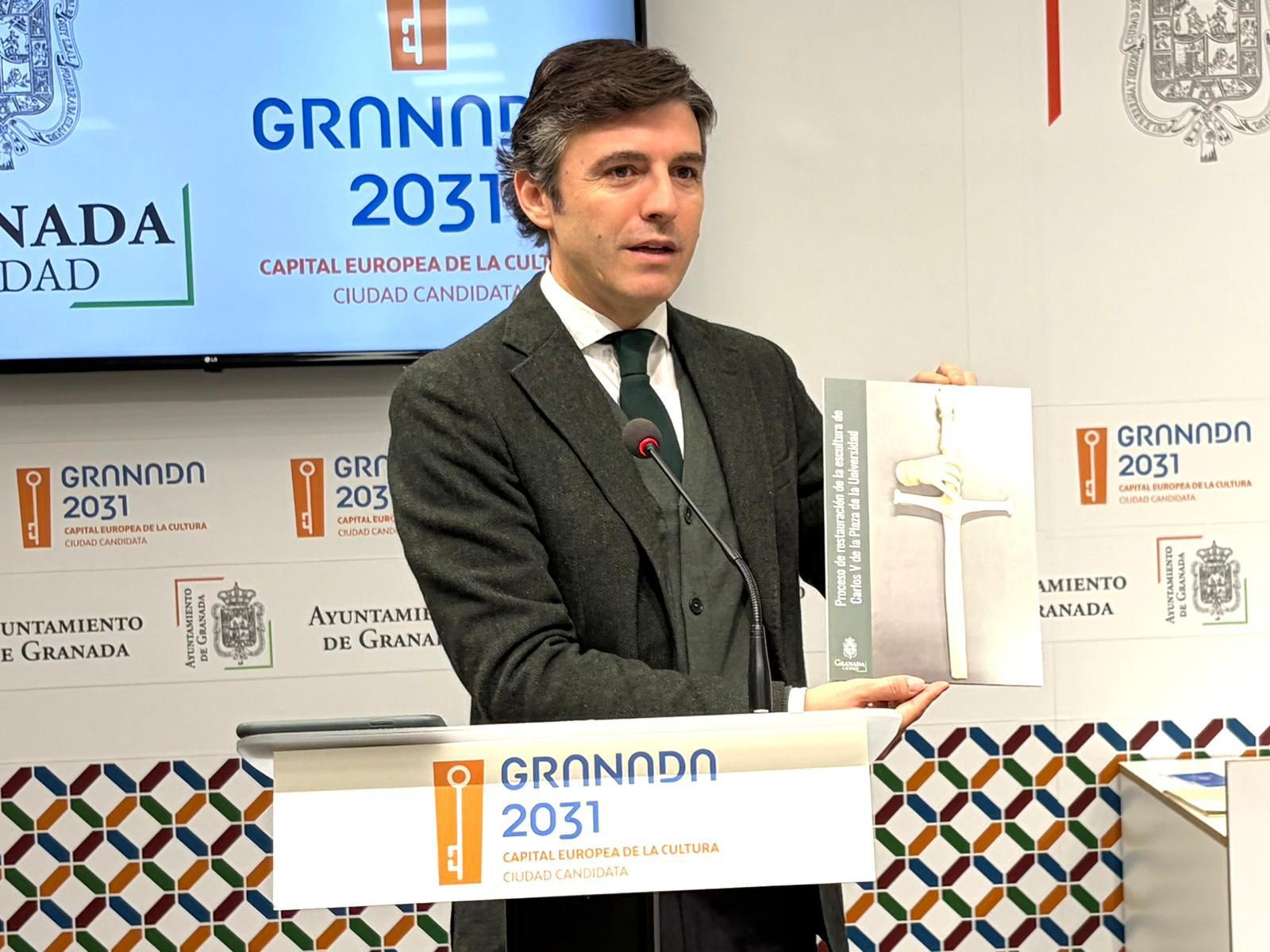 Imagen de la mano y la espada restauradas mostrada por el concejal Jorge Saavedra