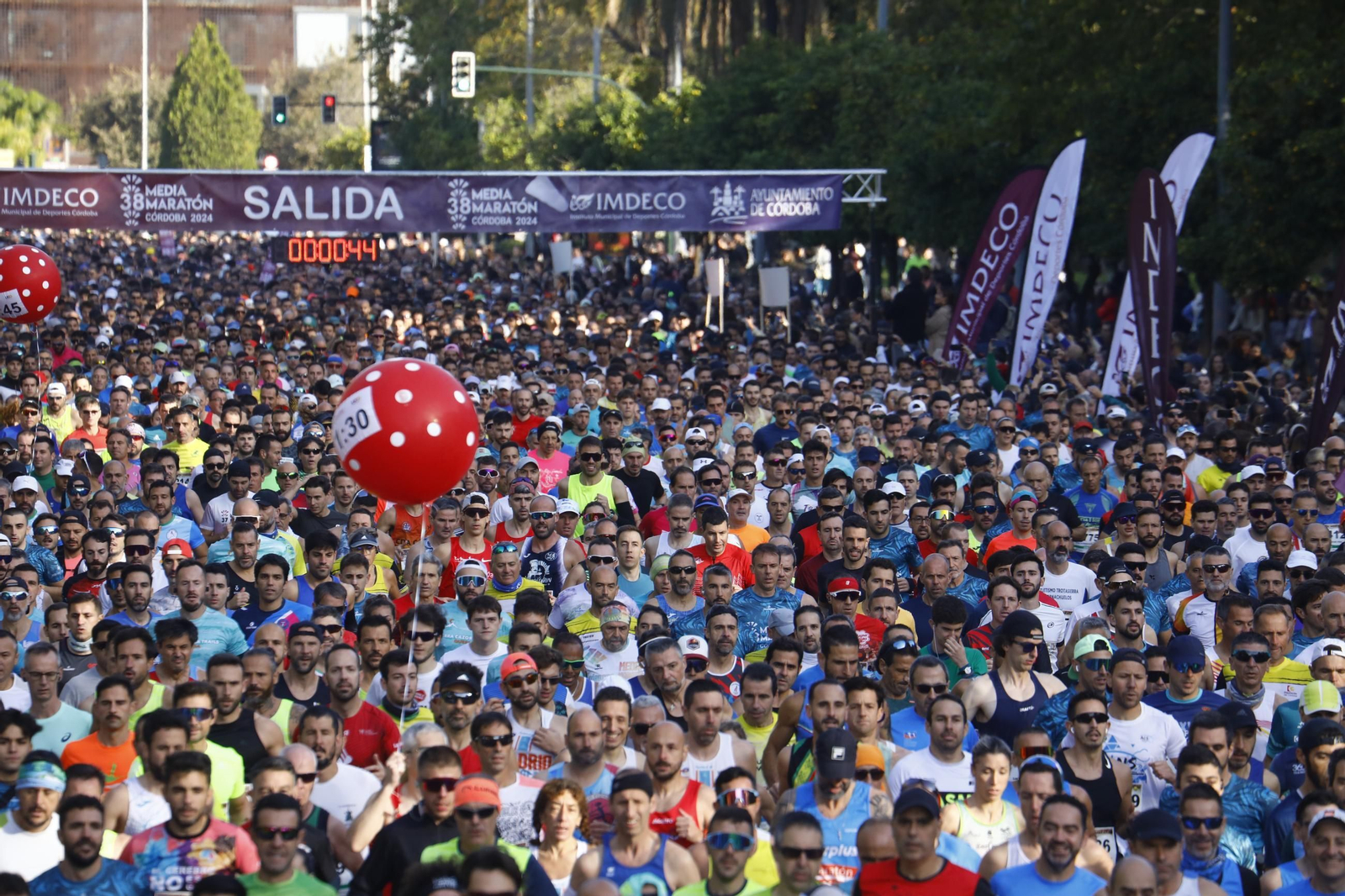 Las mejores fotos de la salida de la Media Maratón de Córdoba 2024