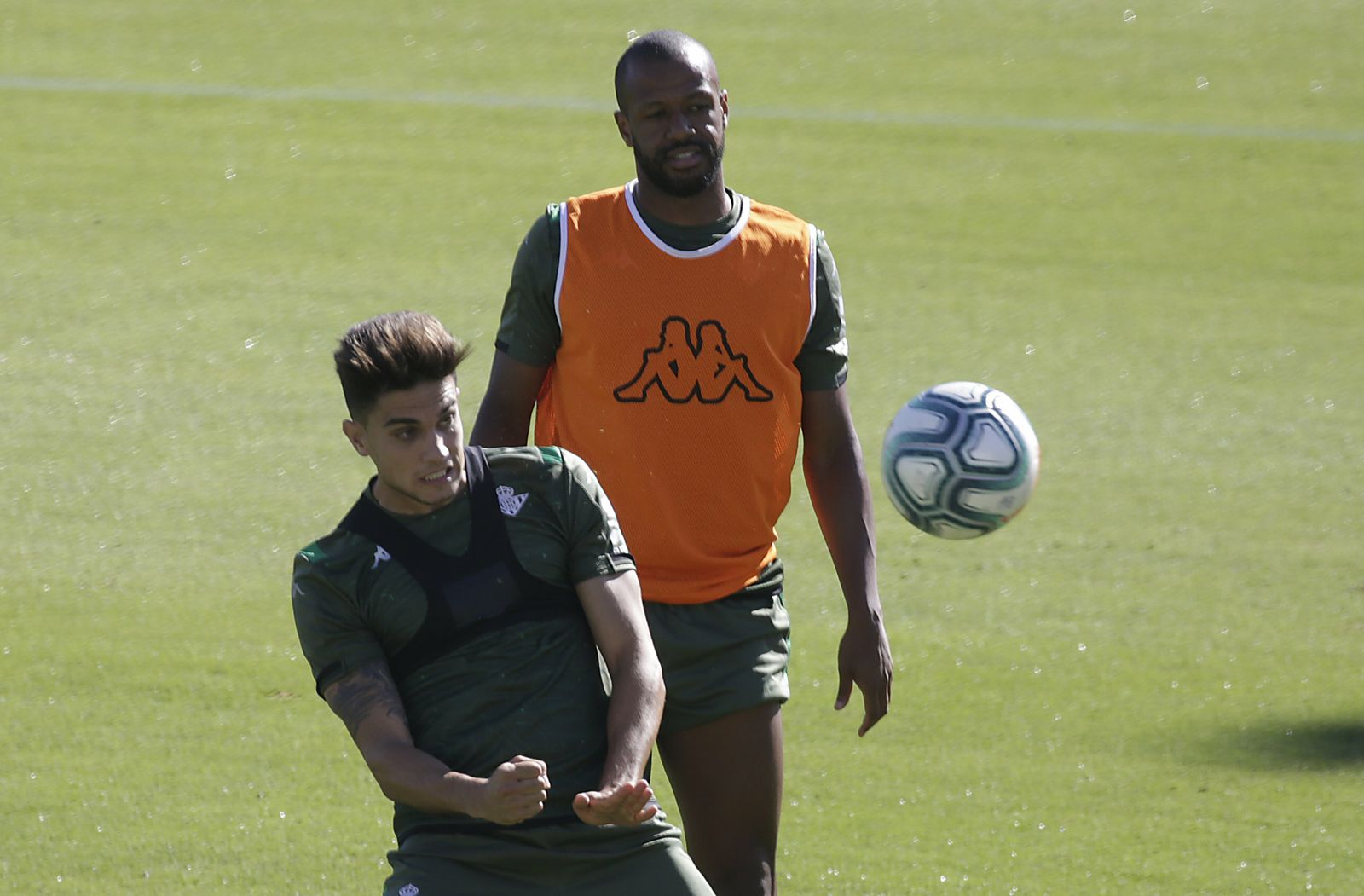 Bartra se dispone a rematar de cabeza en el entrenamiento del pasado viernes.