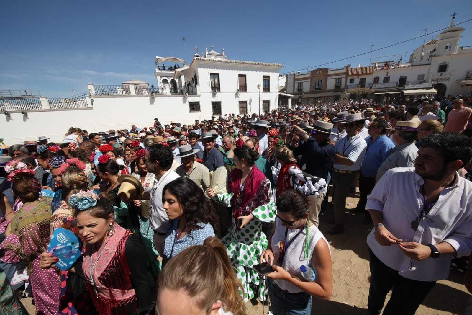 El Simpecado de Jerez a los pies de la Virgen del Rocío