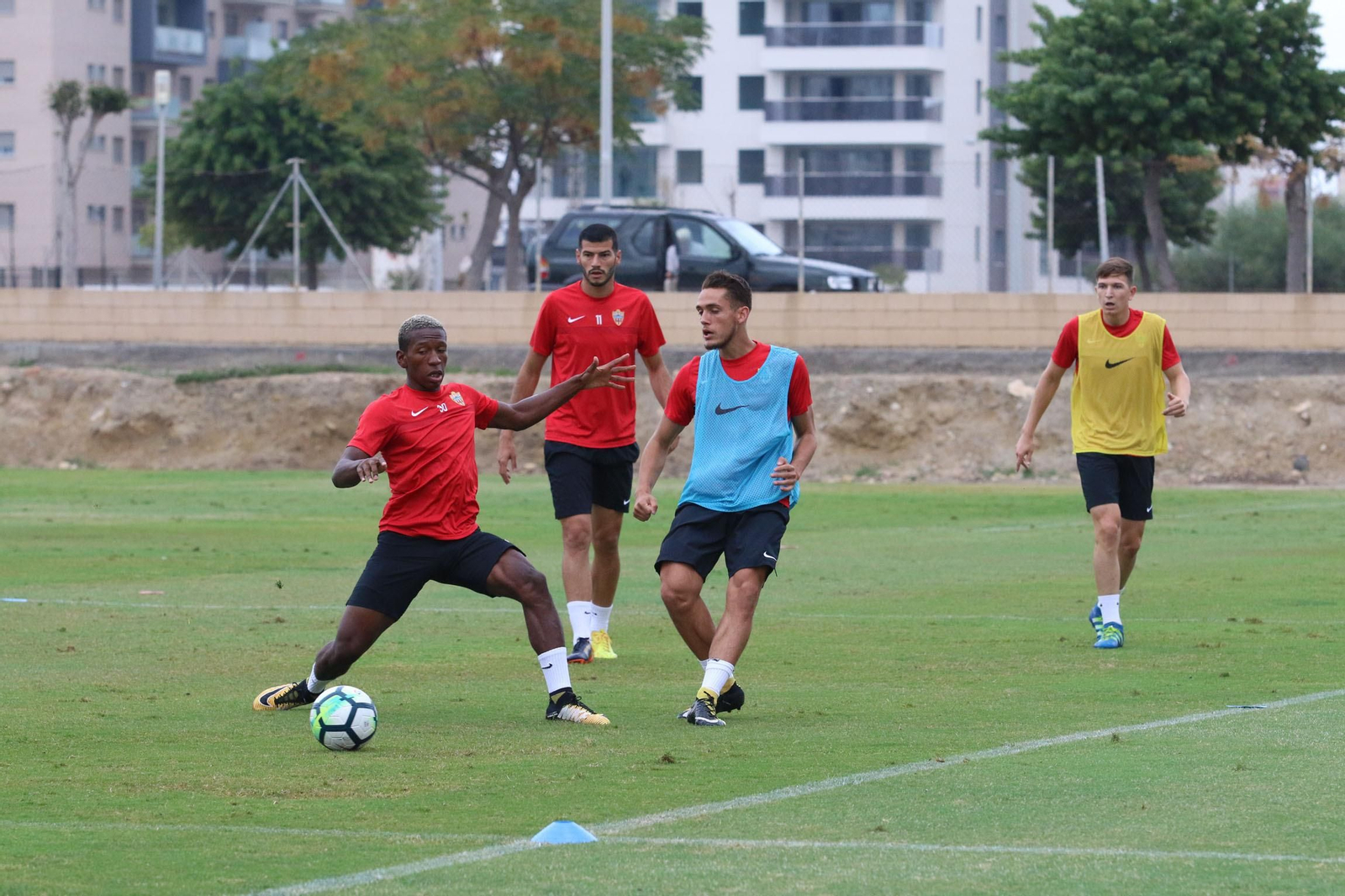Corredera, con peto junto a Pervis Estupiñán, en una sesión preparatoria con el primer equipo.