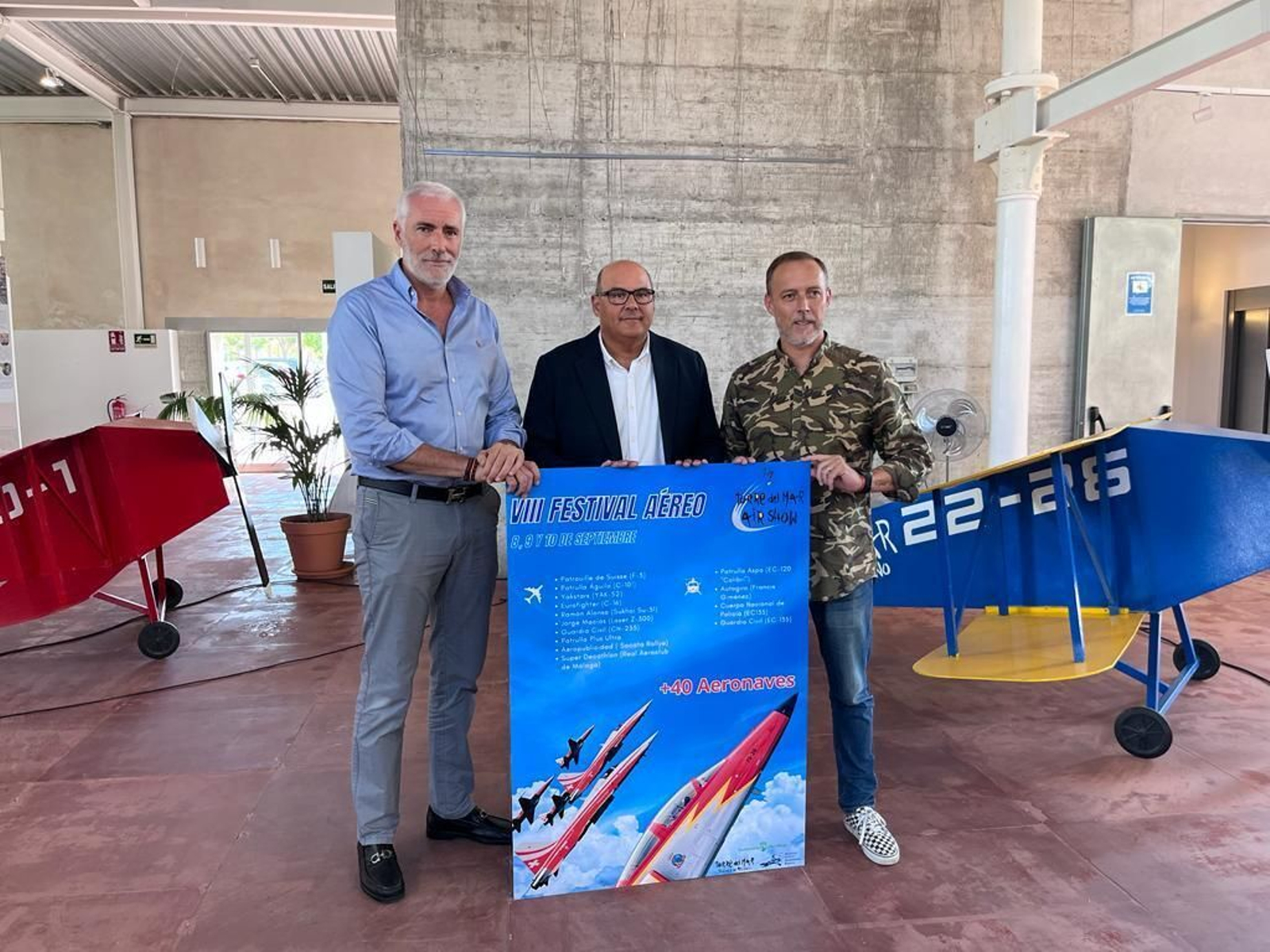 Pablo González, director del Festival Aéreo Internacional de Torre del Mar; Jesús Lupiáñez, alcalde de Vélez-Málaga y Alejandro David Vilches Fernández, Sexto Teniente de Alcalde y Teniente de Alcalde Delegado de Mezquitilla y Lagos en la presentación del VIII Festival Aéreo