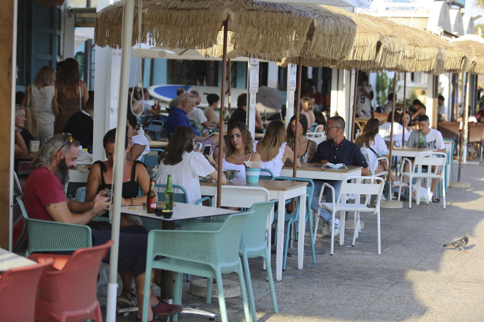 Así se está viviendo el verano del coronavirus en Pedregalejo. Fotos al atardecer