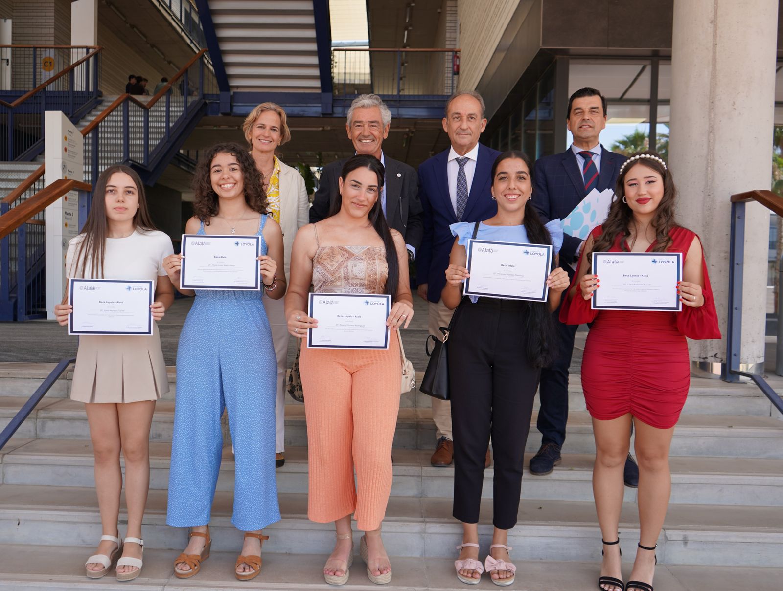 Las alumnas becadas posan con el equipo rector y parte de la asociación Alalá.