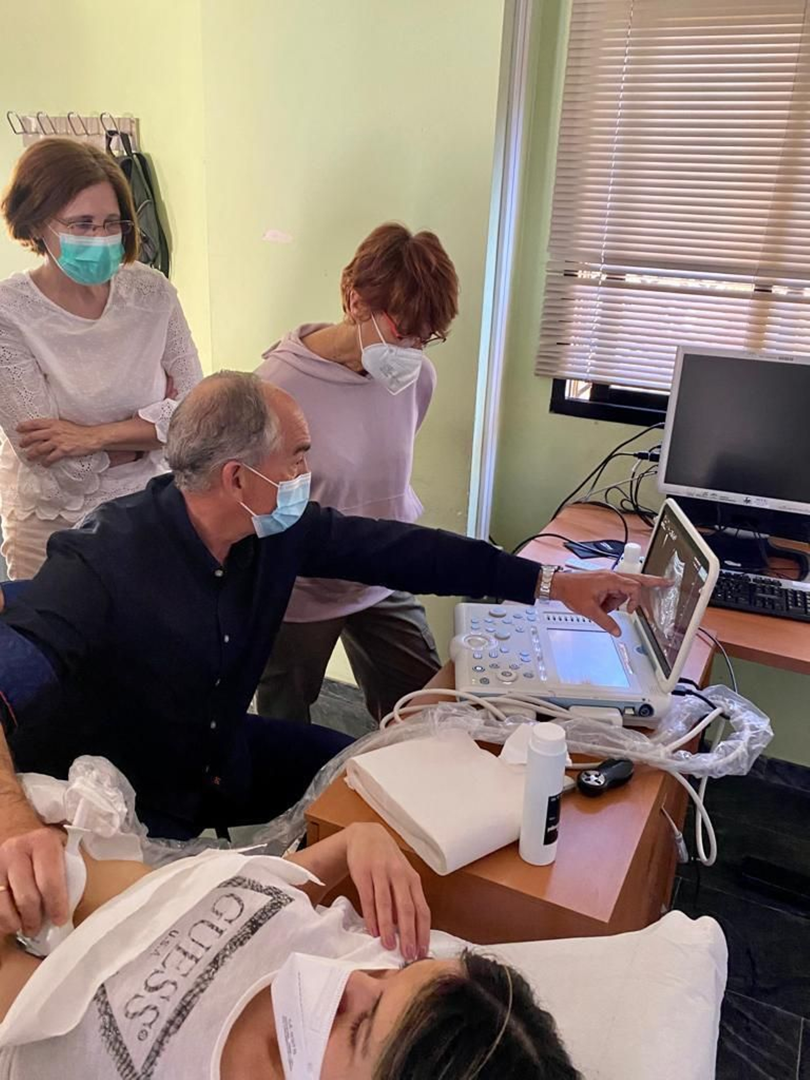 Cristóbal Trillo realizando una ecografía a una ‘modelo’ sana, para explicar a los alumnos la técnica.