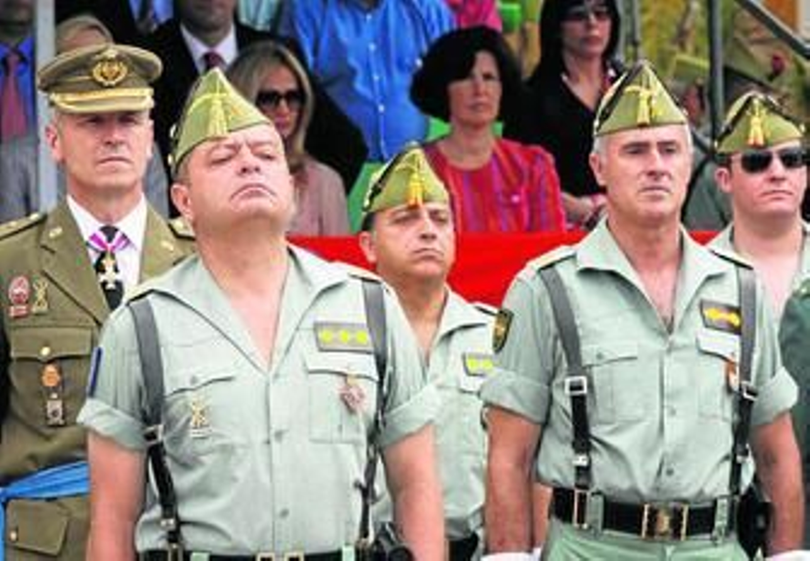 El coronel Antonio Ruiz, a la izquierda de la imagen, en el acto celebrado el pasado día 4 en la BRILEG.