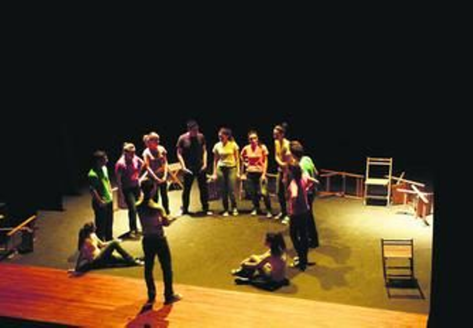 En la imagen, el grupo "Simprota" durante la representación de la obra "Clases y clases" el pasado curso