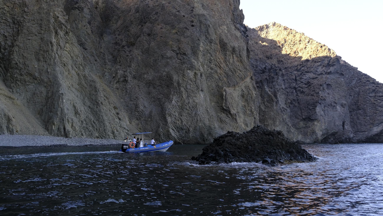Una jornada con el servicio marítimo de la Policía Local de Níjar, en imágenes