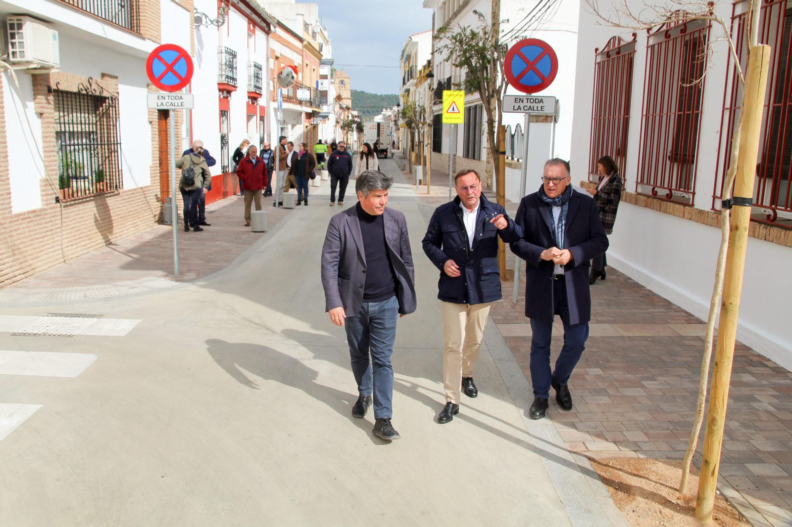 Las autoridades recorren la calle Alcolea de Villafranca de Córdoba.