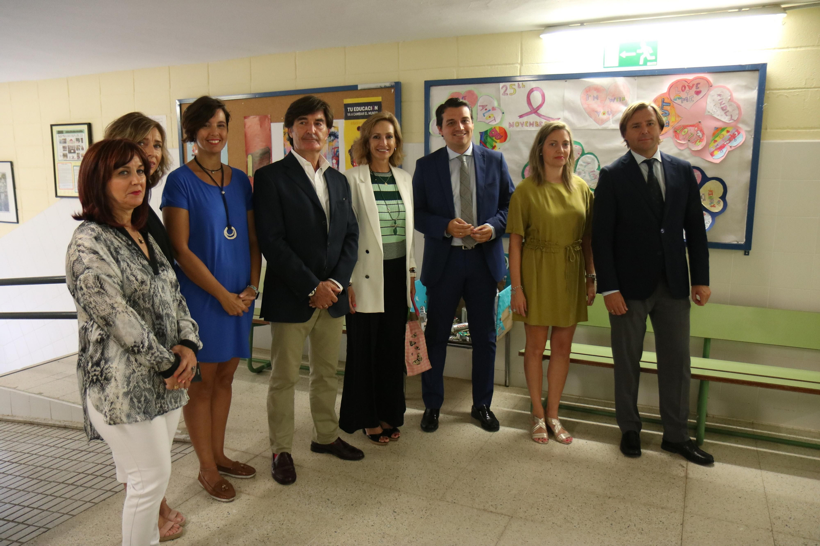 Bellido, Repullo y Troncoso, junto a miembros de la comunidad educativa del colegio Mediterráneo.