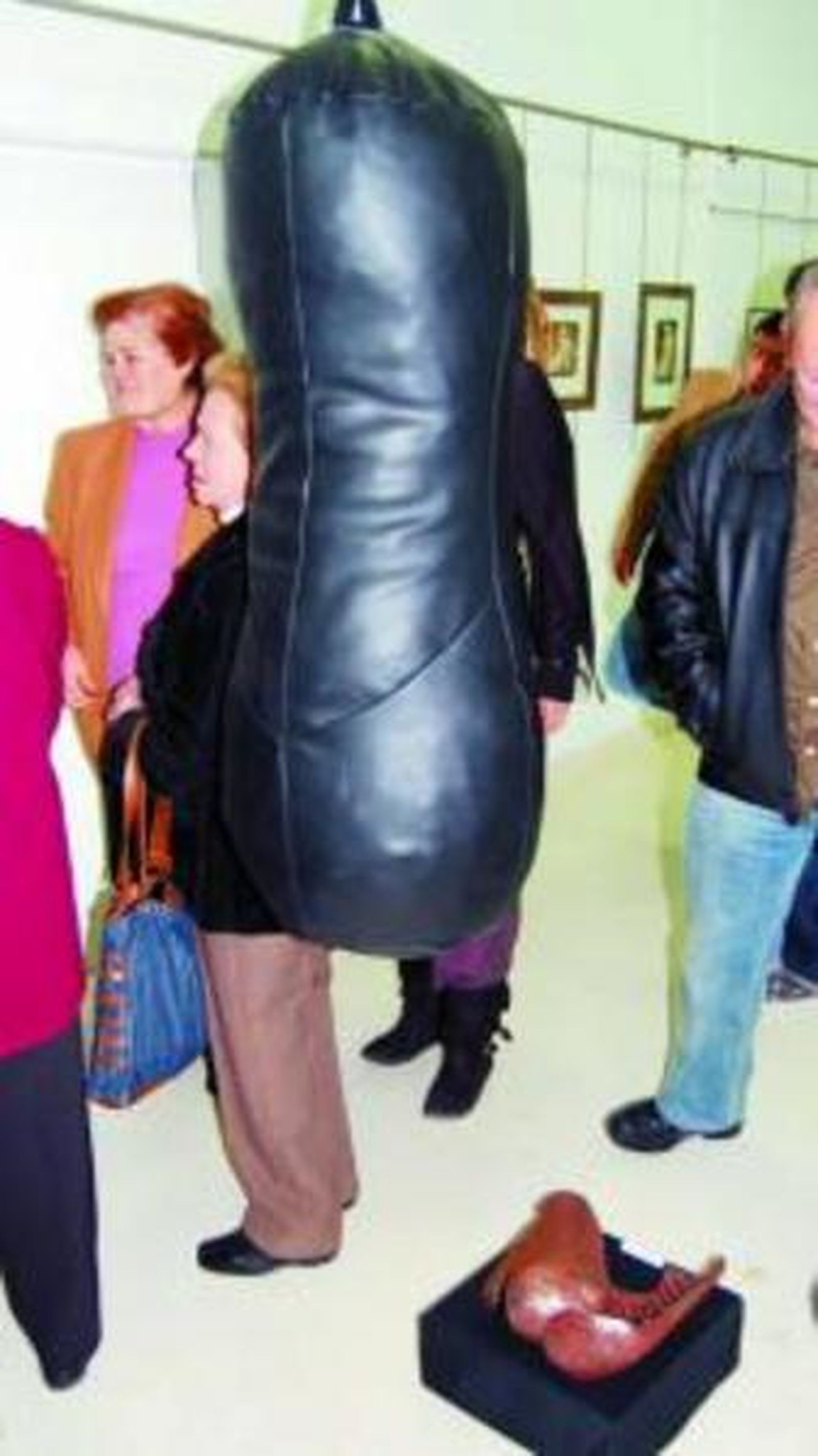 La joven artista Tania Gallego Lirola, con su obra.