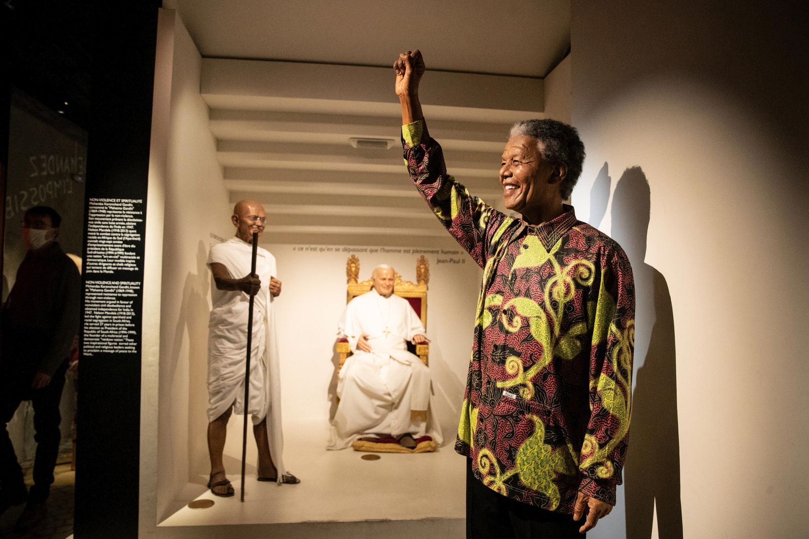 Nelson Mandela, con Gandhi y Juan Pablo II detrás en el Museo de Cera de París
