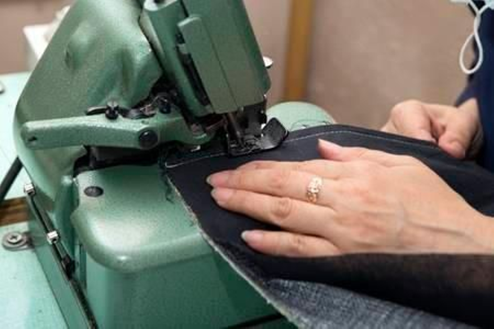 Las tapicerías de Pilas se ofrecen para hacer mascarillas sanitarias