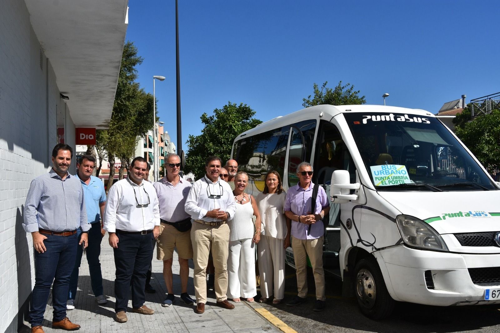 Viajeros de la primera ruta de la lanzadera turística que conecta Punta Umbría y El Portil.