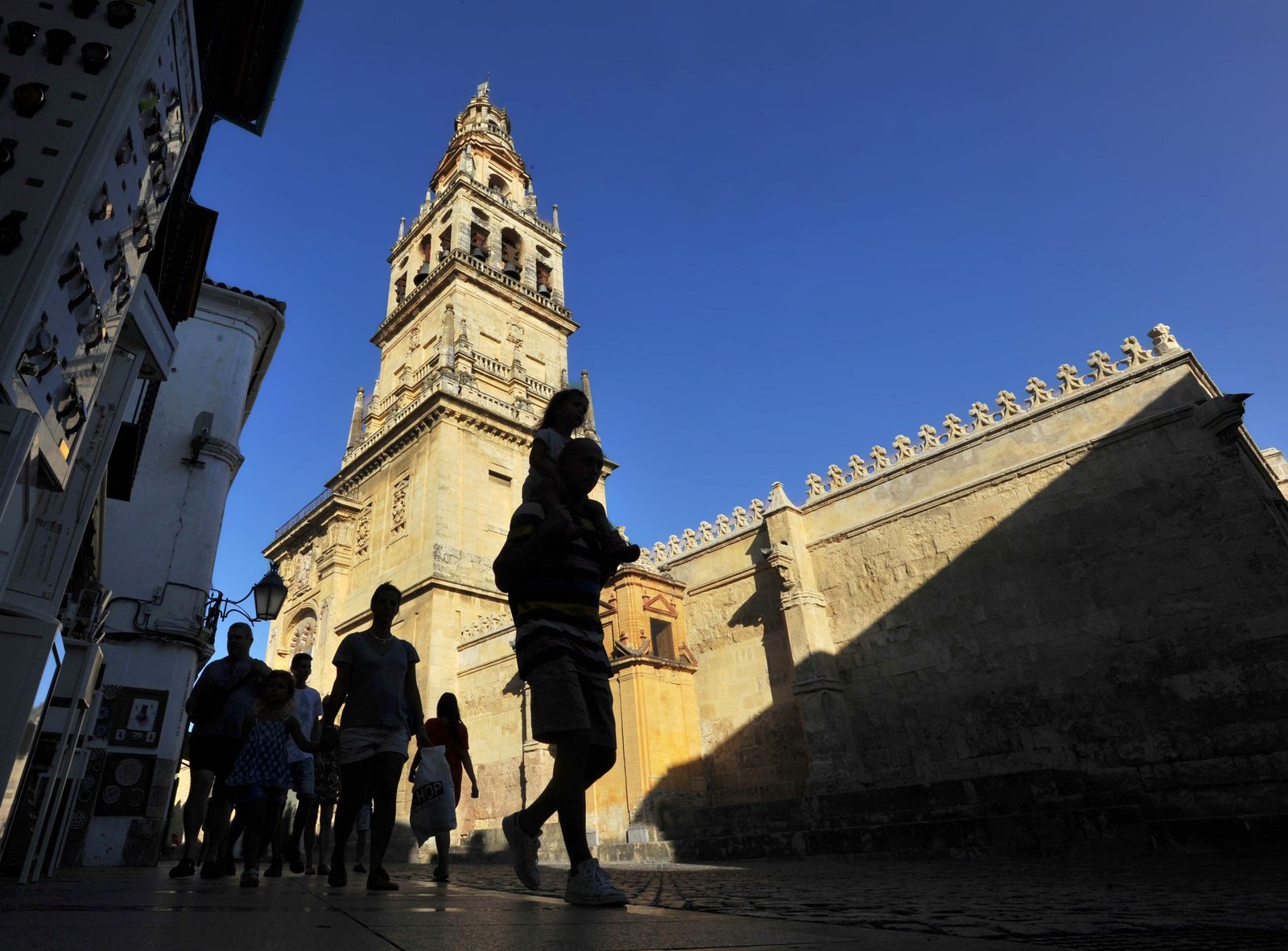 Un grupo de turistas camina junto a la Mezquita-Catedral