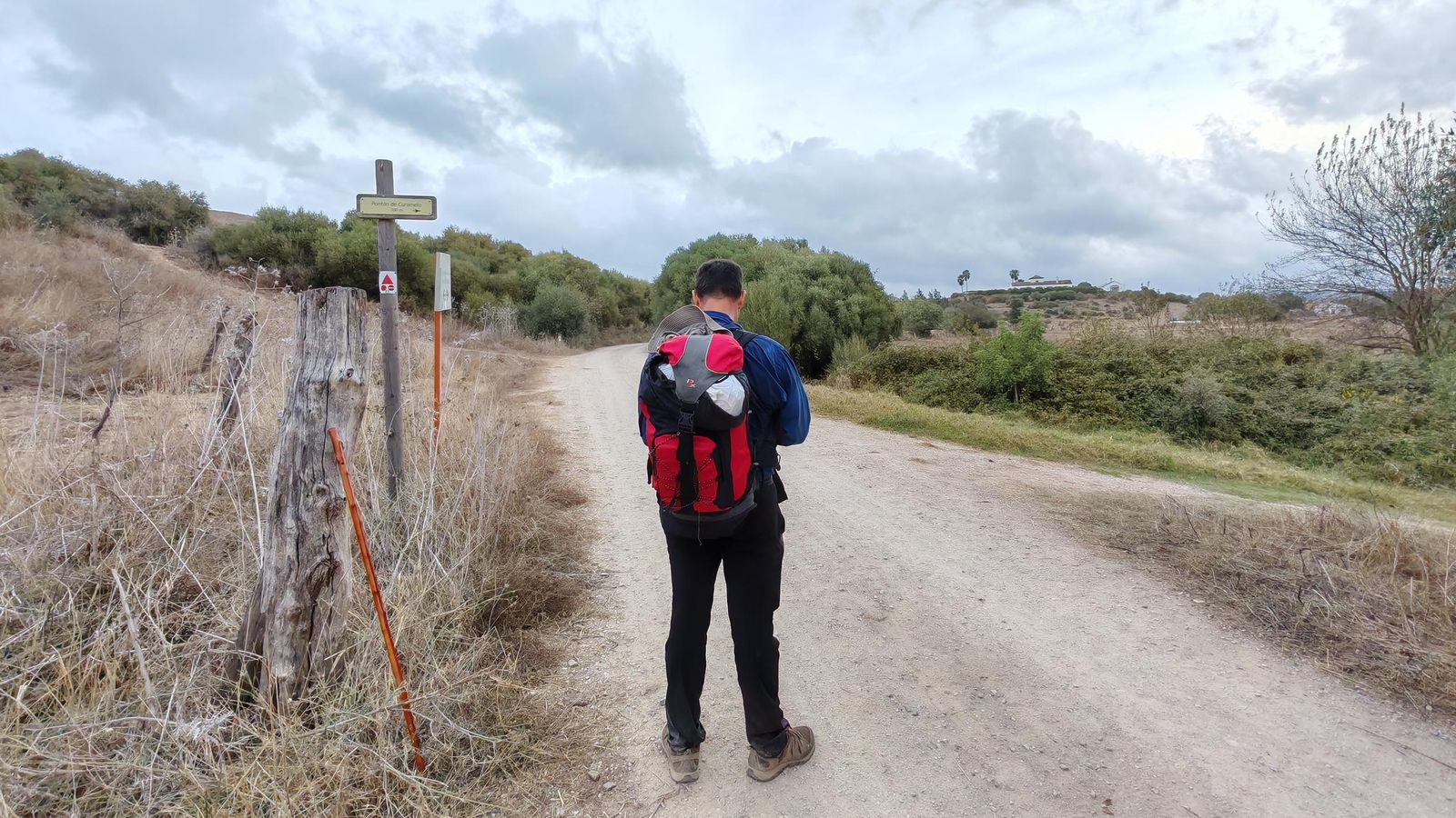 Intersección hacia el Pontón de Caramelo; al fondo, el cortijo del Jaramillo.