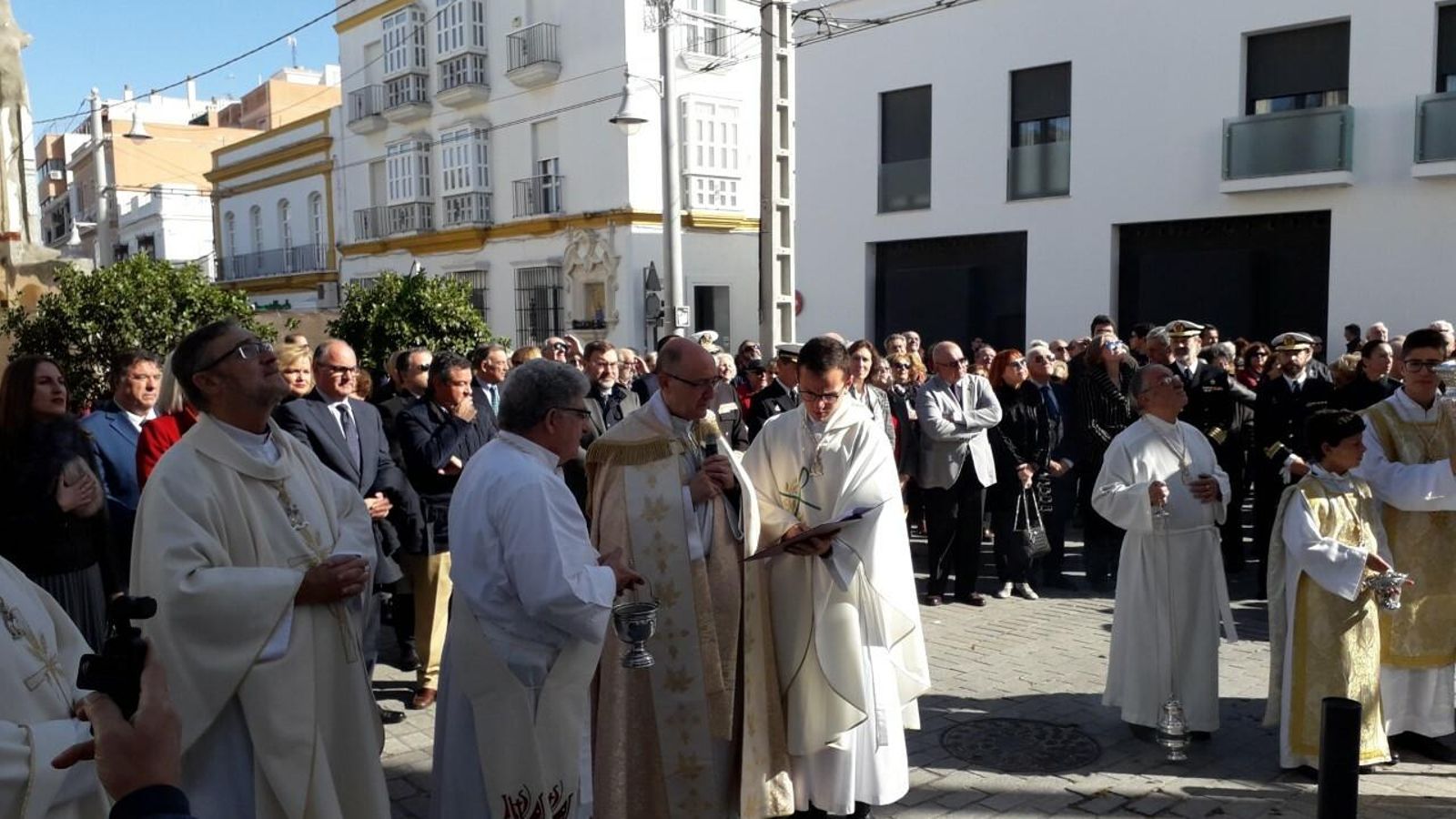 Momento de la bendición de la azulejo del Sagrado Corazón tras su restauración y recolocación.