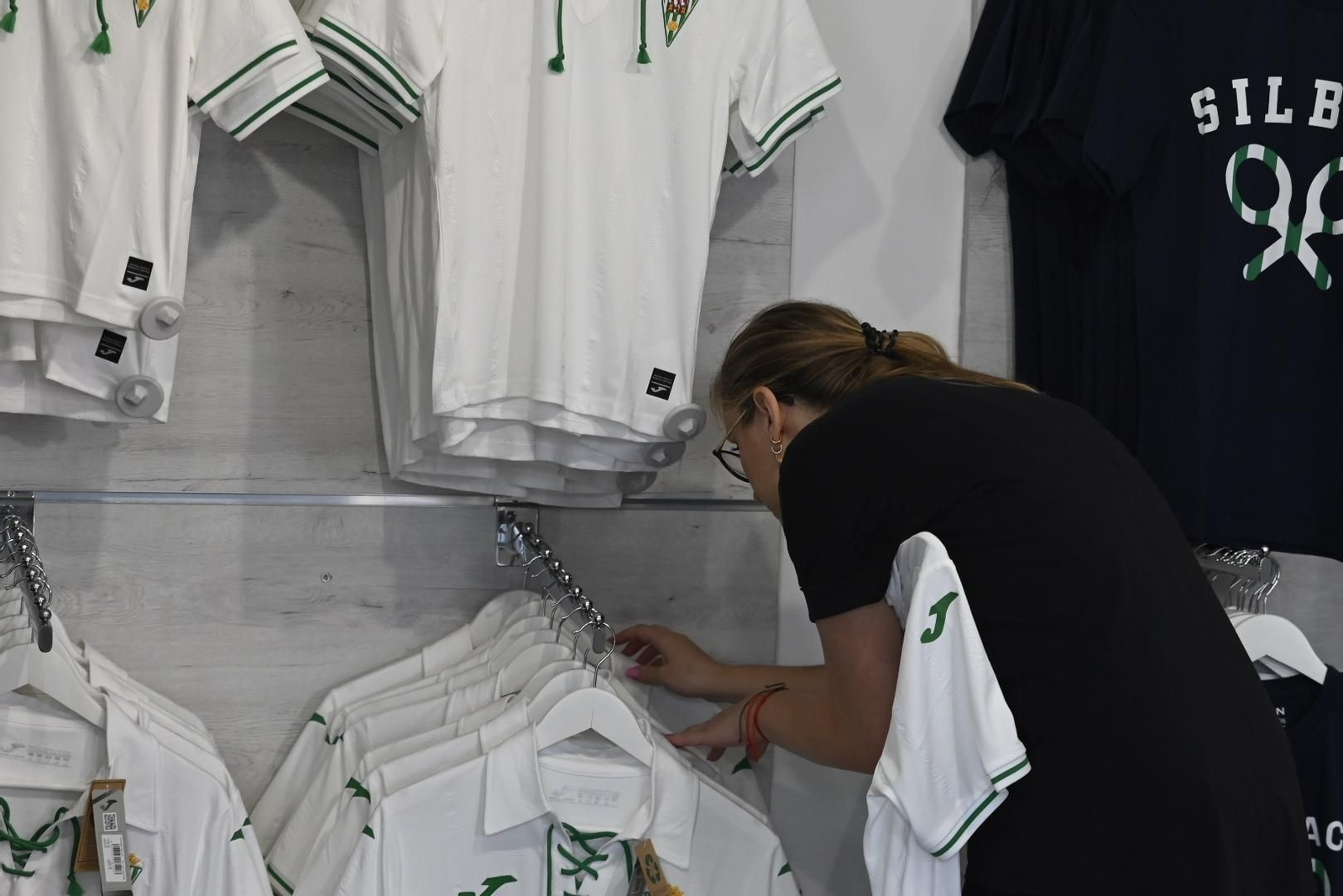 Las mejores imágenes de la venta de las nuevas camisetas del Córdoba CF