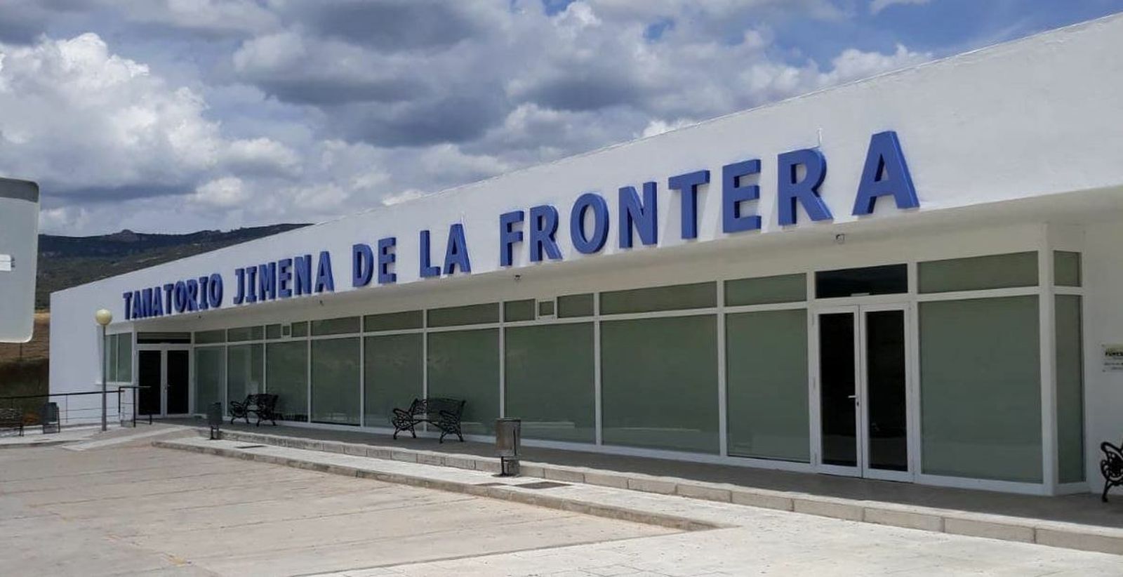 Entrada al tanatorio de Jimena.