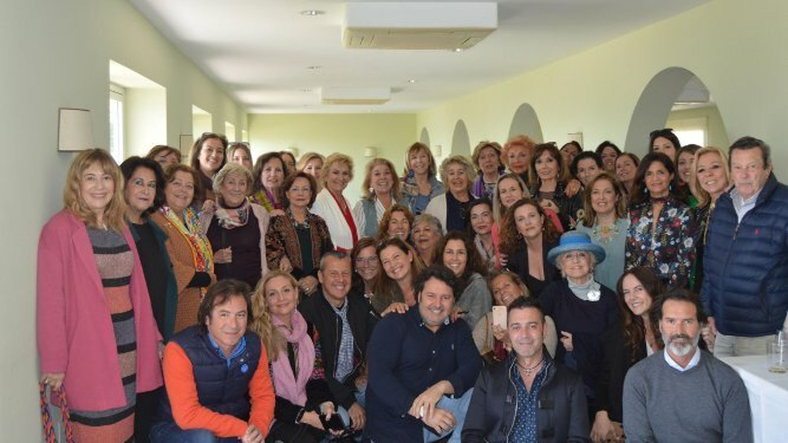 La anfitriona Concha Baras, con todo el grupo de familiares y amigos durante el almuerzo celebrado con motivo de su cumpleaños en el Club Las Redes, en El Puerto de Santa María. Entre ellos, su marido Tano Pereyra y sus hijos Tricky, Sara, Bibi y Tano Pereyra Baras.