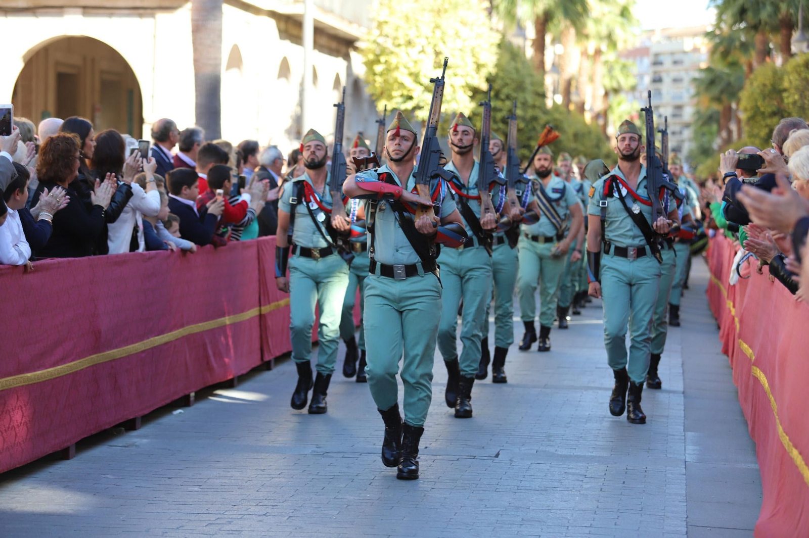 Recibimiento a la Legión en las calles del centro de Huelva