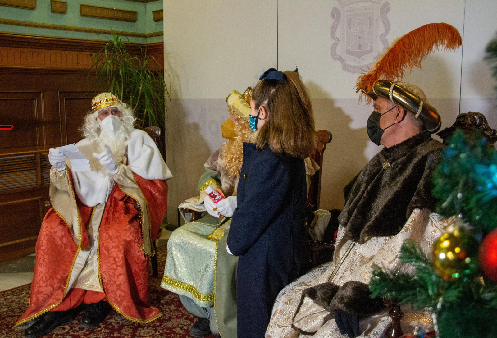 Recibiendo algunas cartas de última hora en el Ayuntamiento de Motril