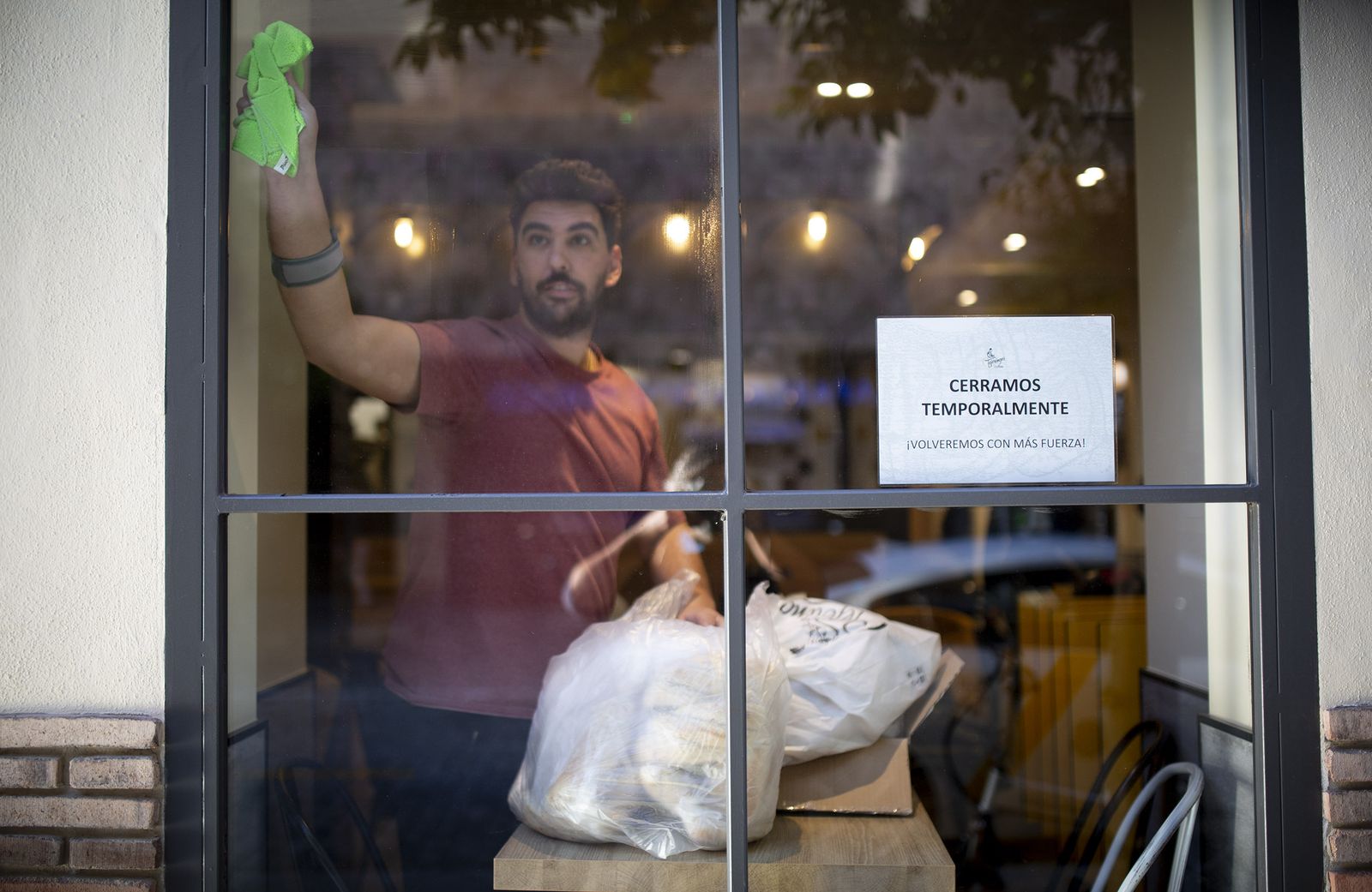 El cierre de los comercios y la hostelería se adelantan en Sevilla