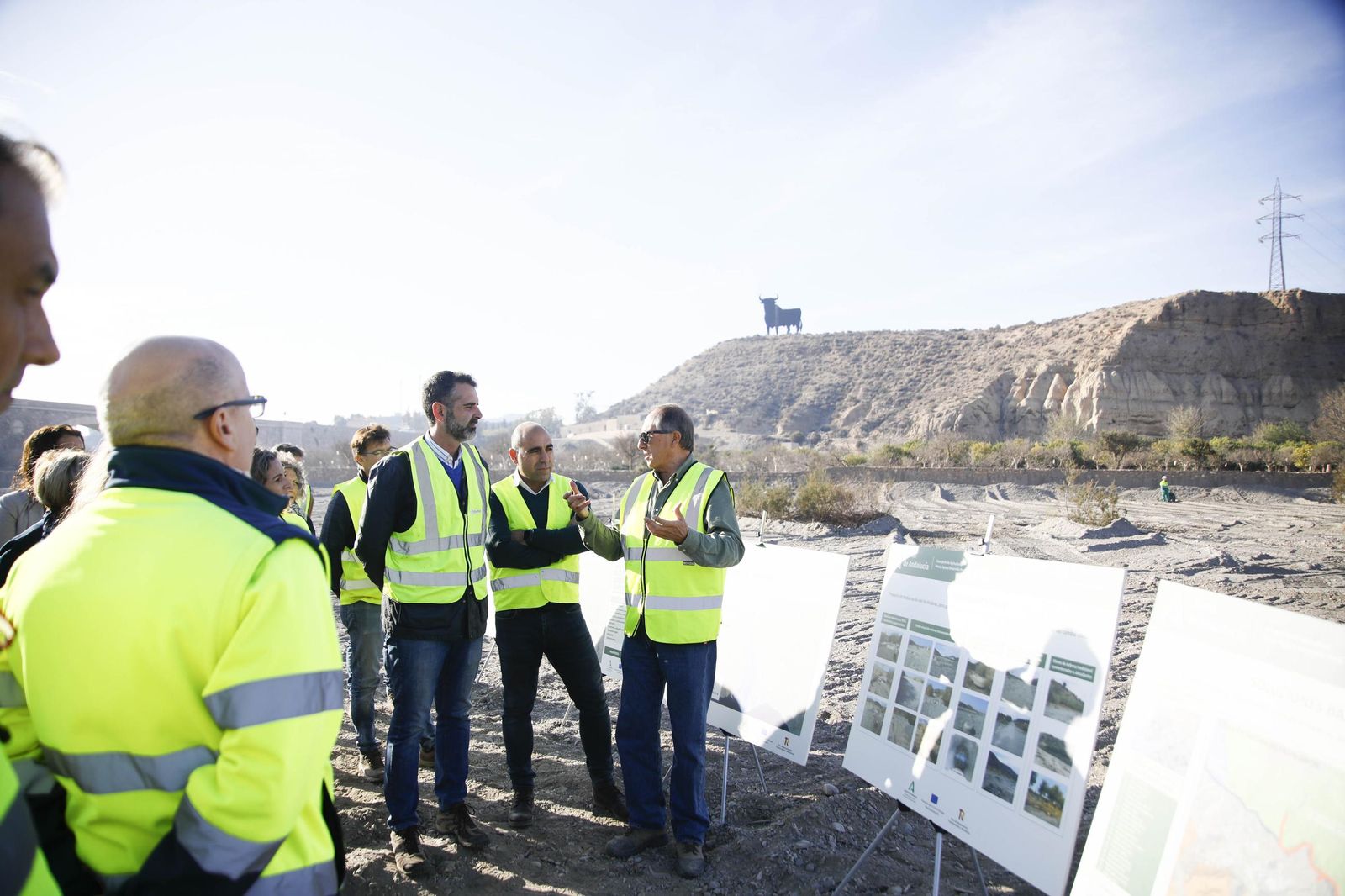 Las imágenes de la visita las obras de restauración hidrogeomorfológica y de naturalización del cauce del río Andarax, en Rioja