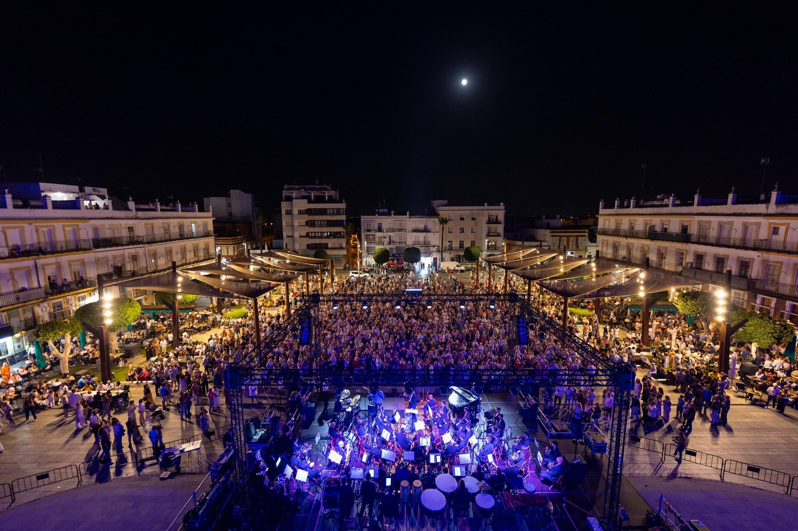 Aspecto que lucía la plaza del Rey durante el concierto más esperado de la noche, el de Antonio Lizana y la Banda de Música Ciudad de San Fernando.