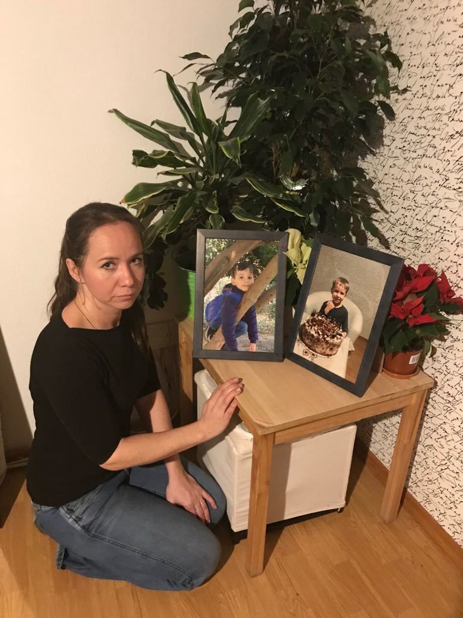 Yulia Lankuth con las fotos de sus hijos