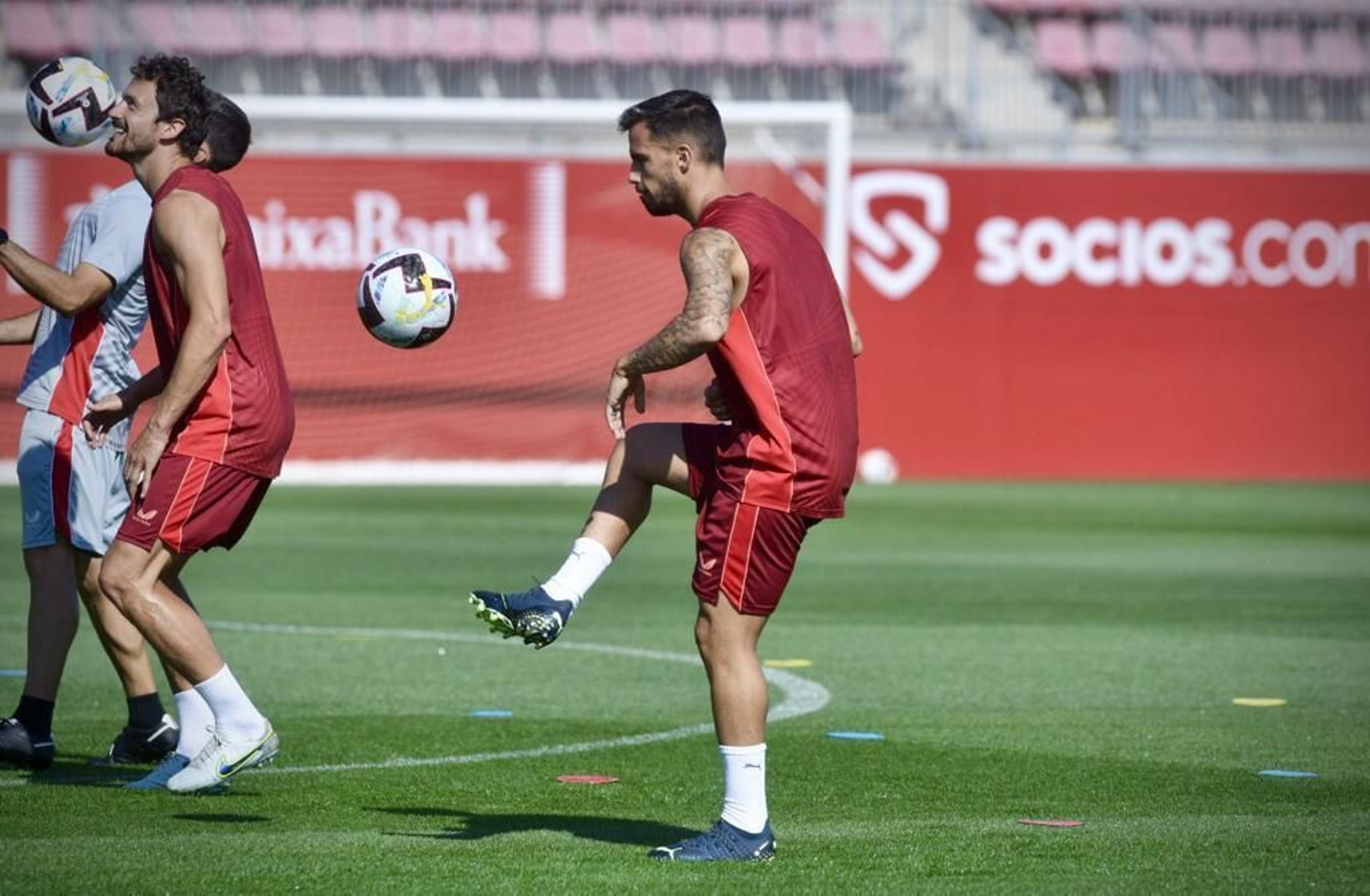 Suso golpea el balón en el entrenamiento de este viernes.