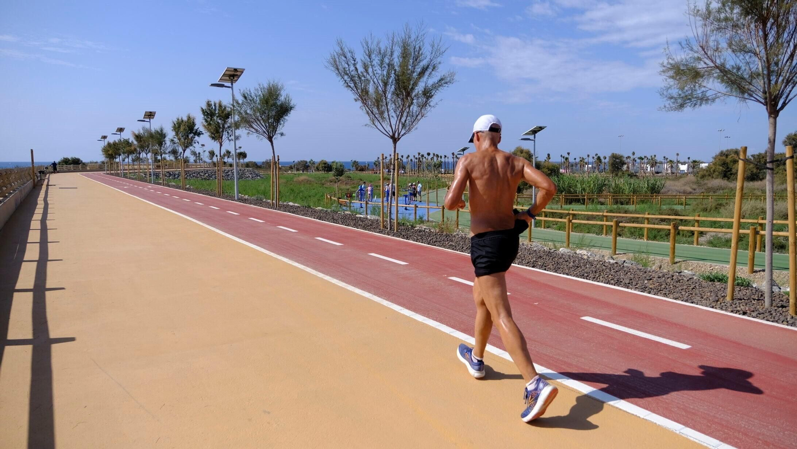 Una persona realiza ejercicio, una de las formas de combatir la pérdida muscular, en Almería