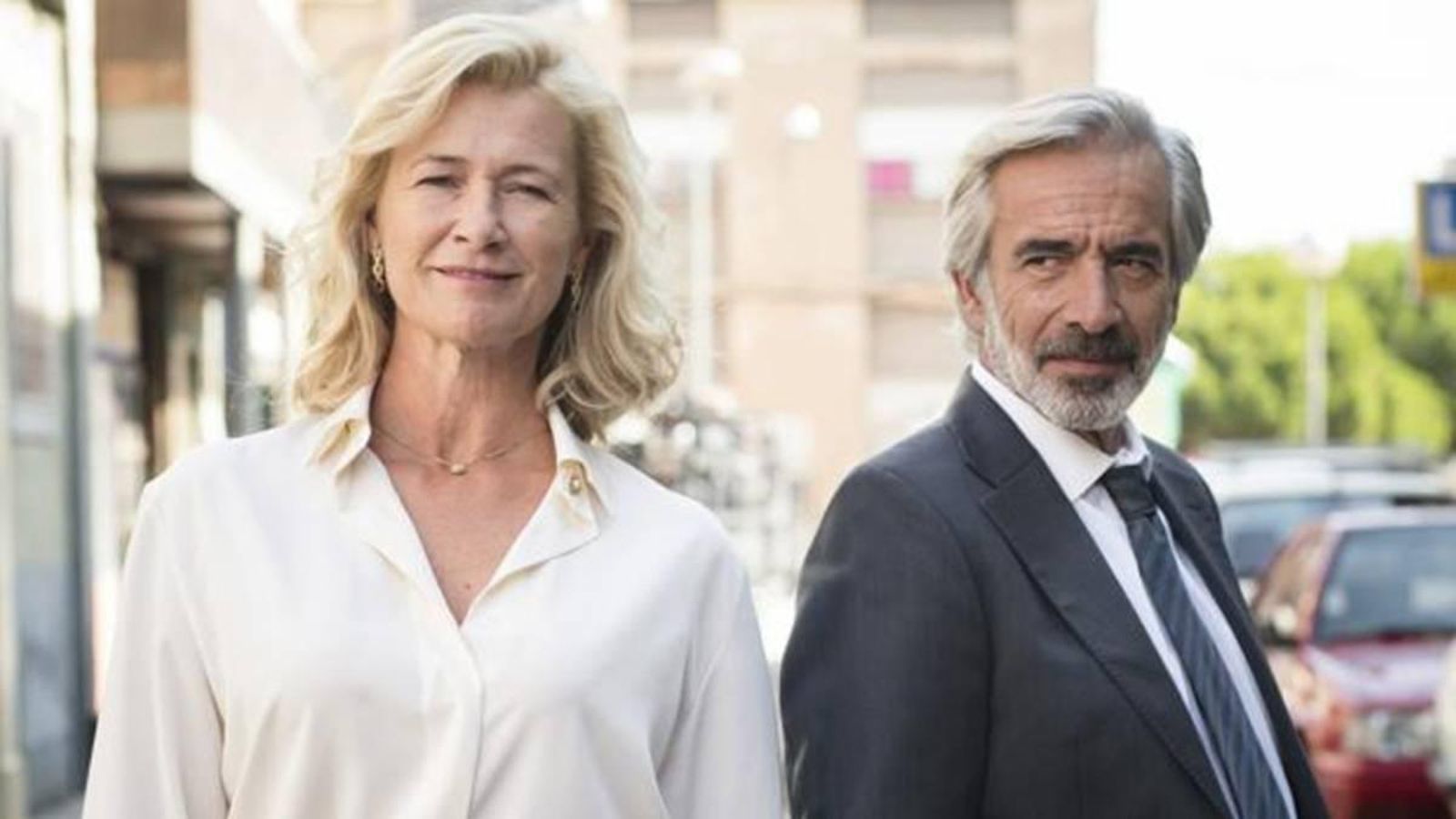 Ana Duato (Mercedes) e Imanol Arias (Antonio Alcántara), en una secuencia promocional de la serie. Ana Duato (Mercedes) e Imanol Arias (Antonio Alcántara), en una secuencia promocional de la serie.