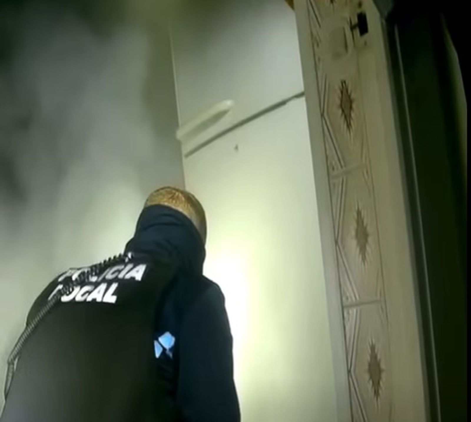 Un agente de la Policía Local interviene en el incendio.