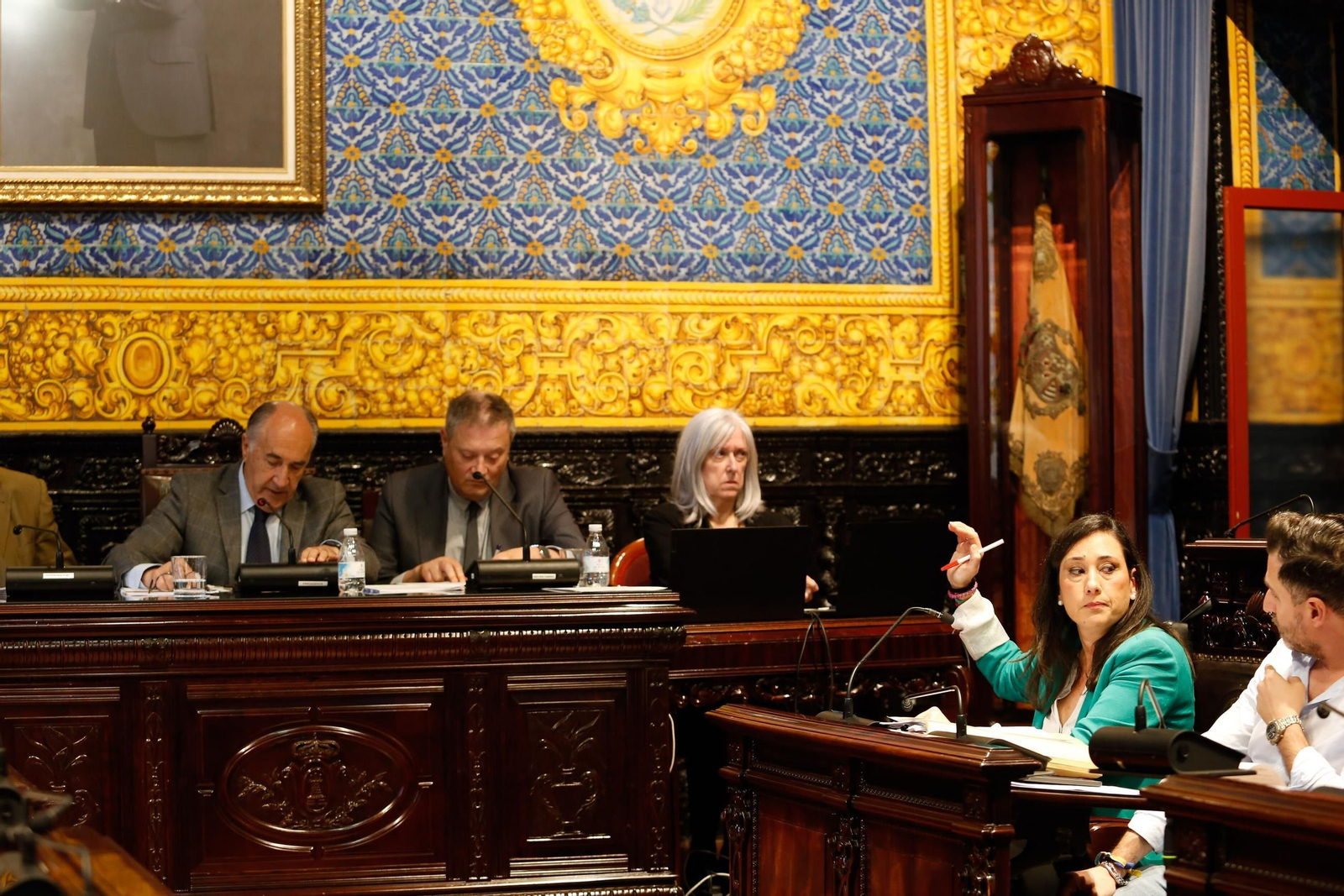 Rocío Arrabal durante un pleno y, a la izquierda, el alcalde, José Ignacio Landaluce.