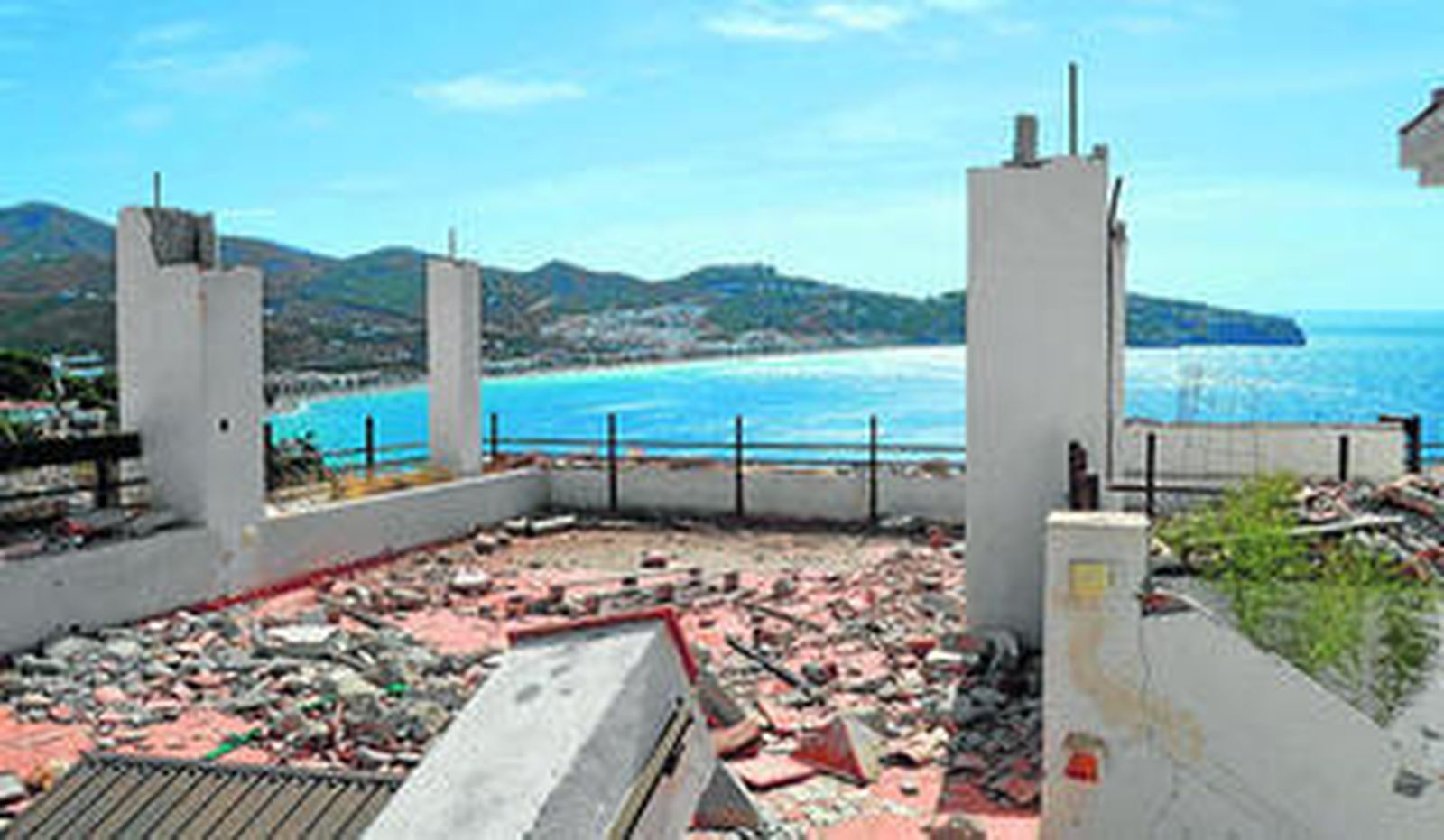 1. La urbanización, de 415 viviendas, está construida sobre una ladera inestable. 2. Cada mañana los vecinos miden las grietas y comprueban que el agua no llegue a ciertos límites para que la tierra no resbale. 3. En esta zona los coches daban antes la vuelta. 4. Las viviendas parecen ahora casas fantasma. 5y 6. Lo más importante es lo que no se ve, los rellenos de la tierra, que están mal hechos.