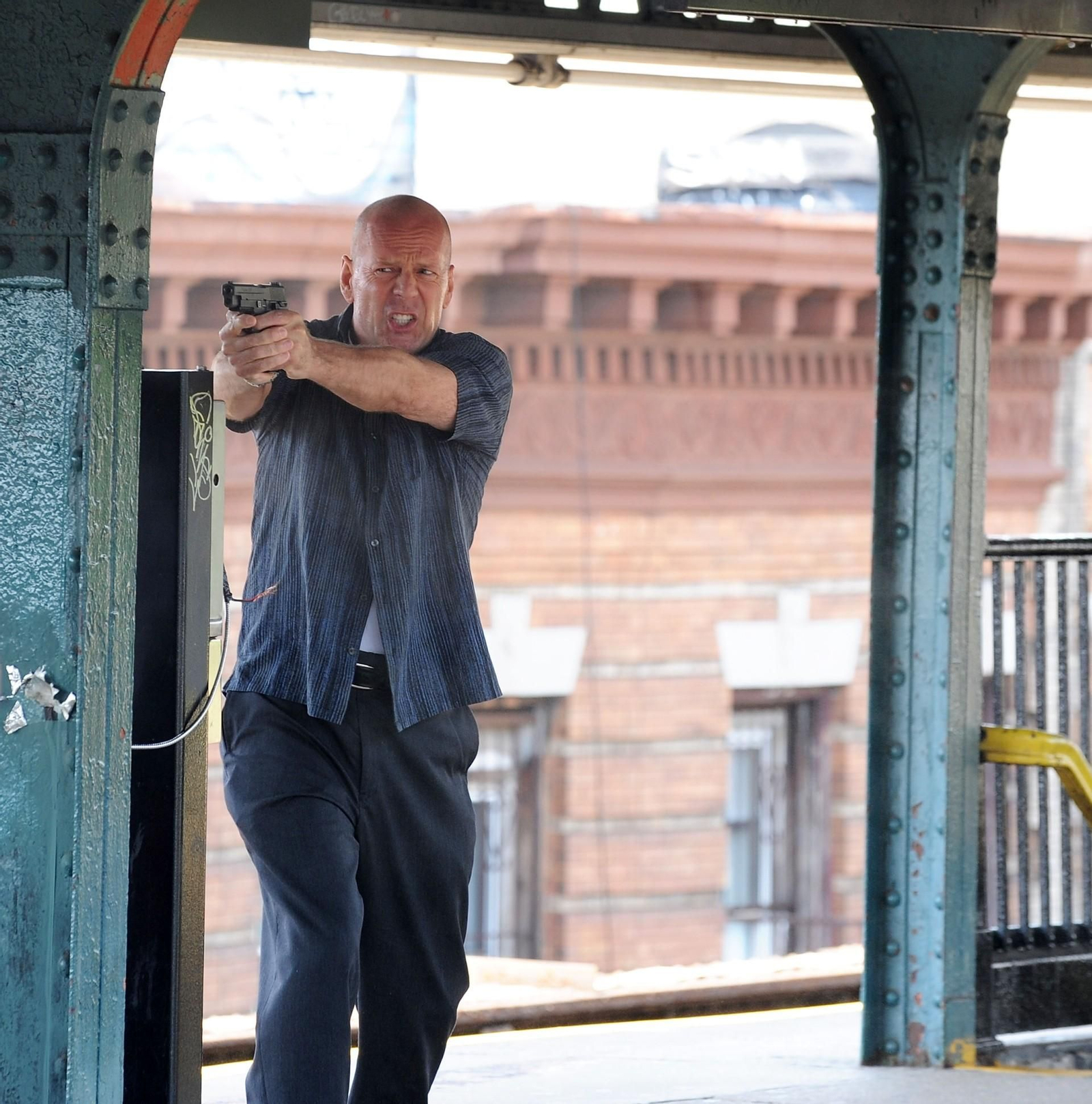 El actor Bruce Willis en plena acción
