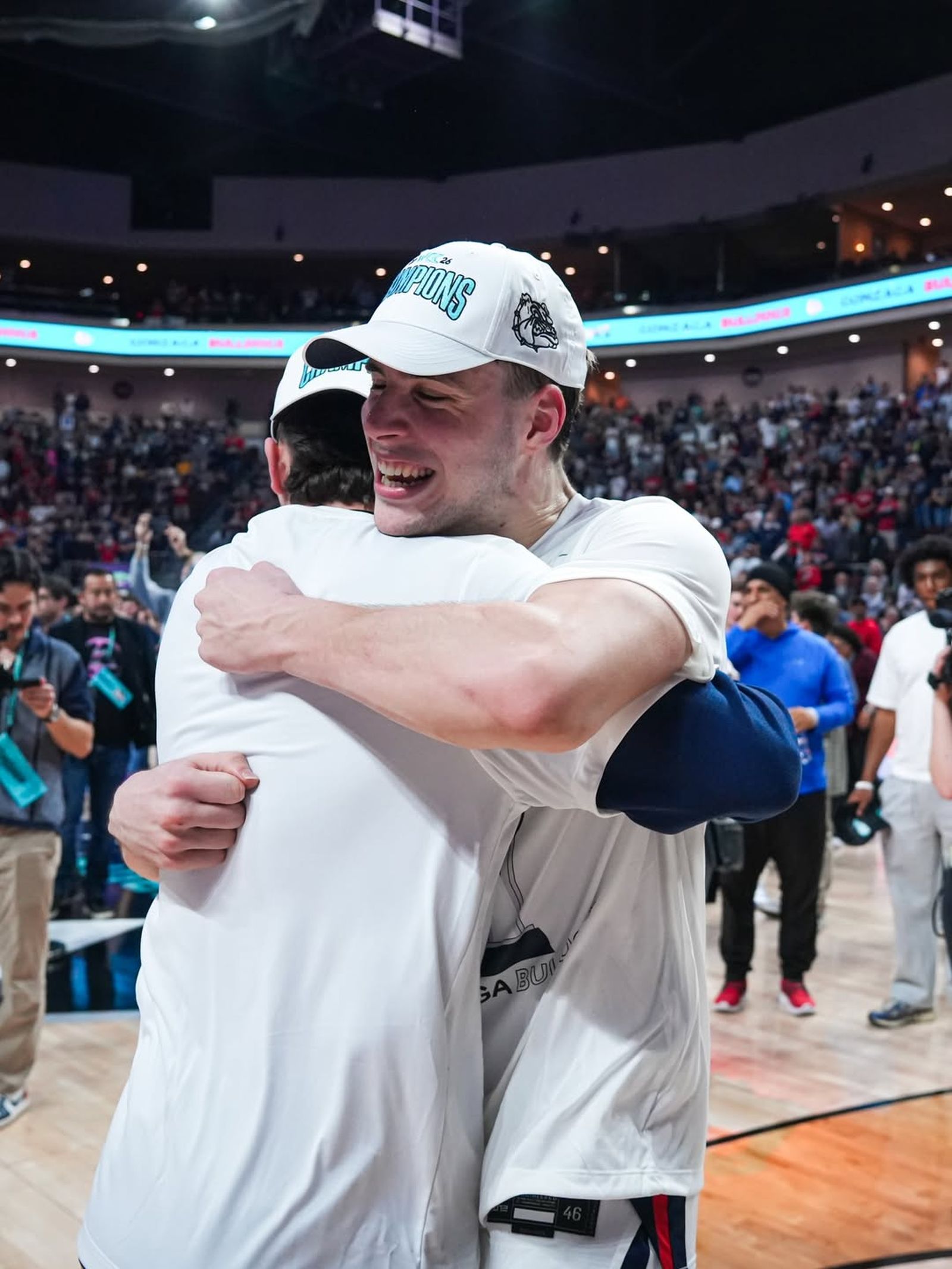 Mario Saint-Supéry celebra el título.
