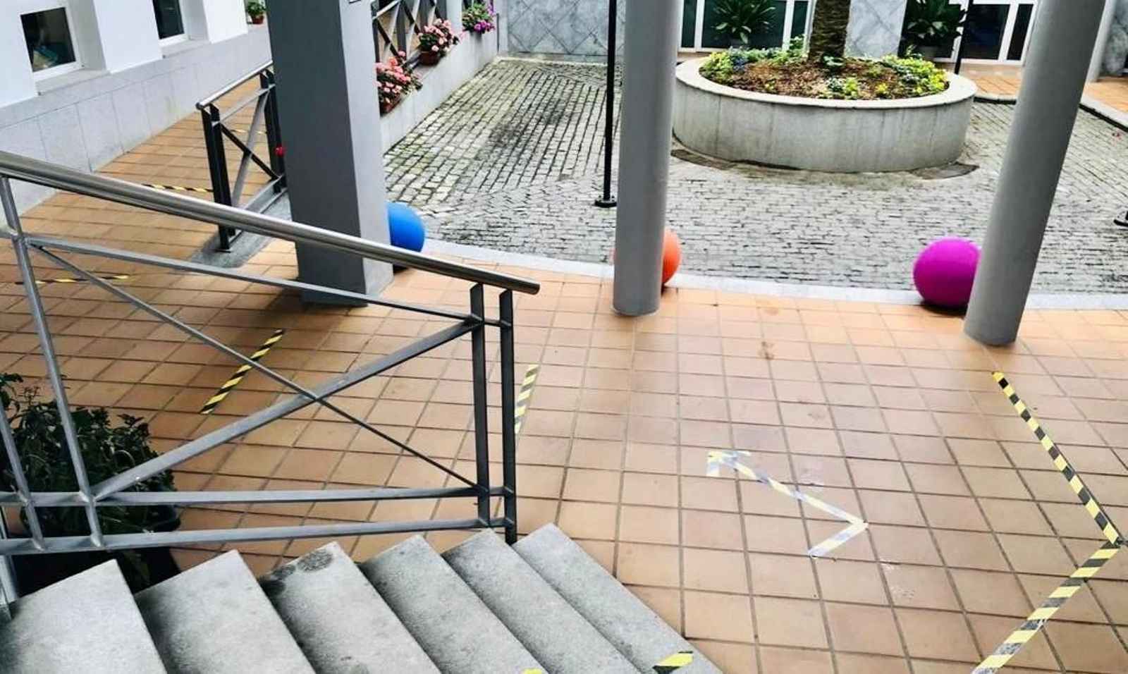 Señales a la entrada de la biblioteca de Pozoblanco para garantizar la distancia de seguridad.