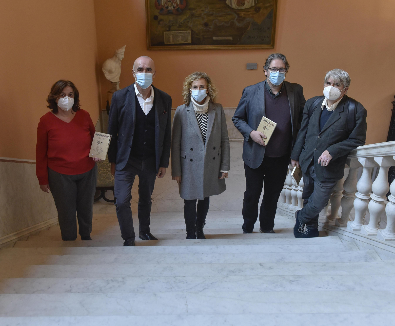 La presidenta de la Asociación de Amigos del Libro Antiguo, Mila Díaz; Antonio Muñoz e Isabel Ojeda (Ayuntamiento); David González Romero, editor de El Paseo; y el escritor Juan Bonilla, padrino del primer certamen de relatos de la Feria del Libro Antiguo y de Ocasión de Sevilla.